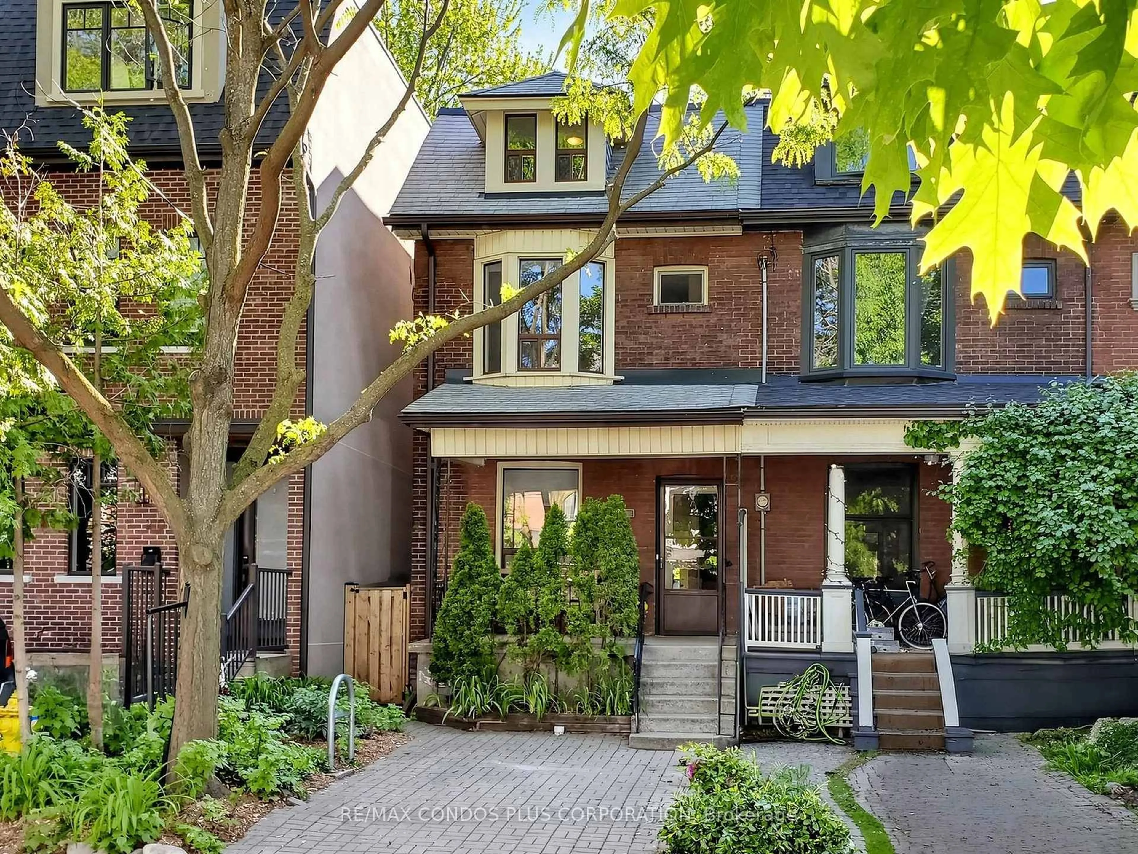 Home with brick exterior material, street for 212 Albany Ave, Toronto Ontario M5R 3C6