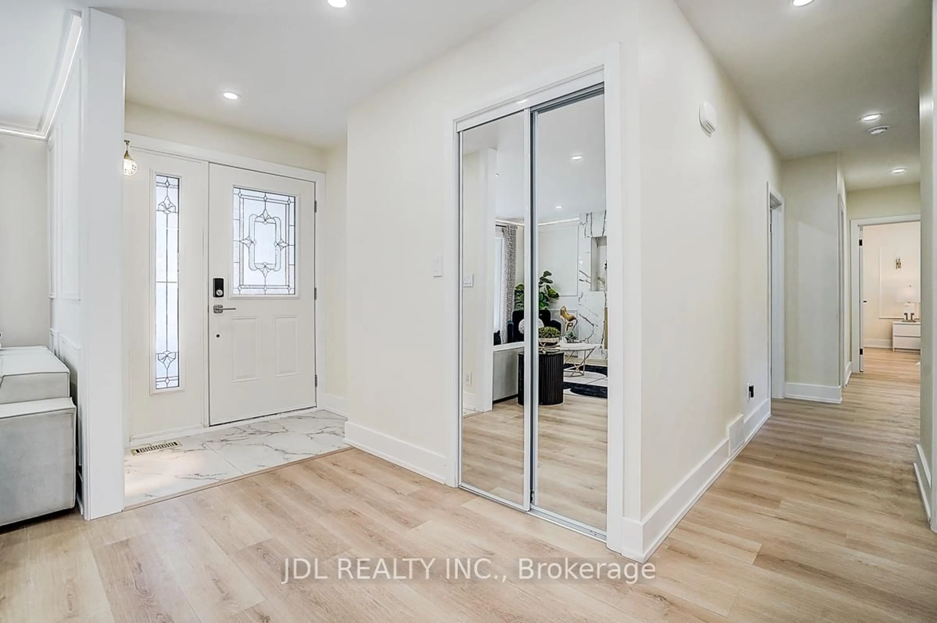 Indoor entryway for 15 Crossburn Dr, Toronto Ontario M3B 2Z3