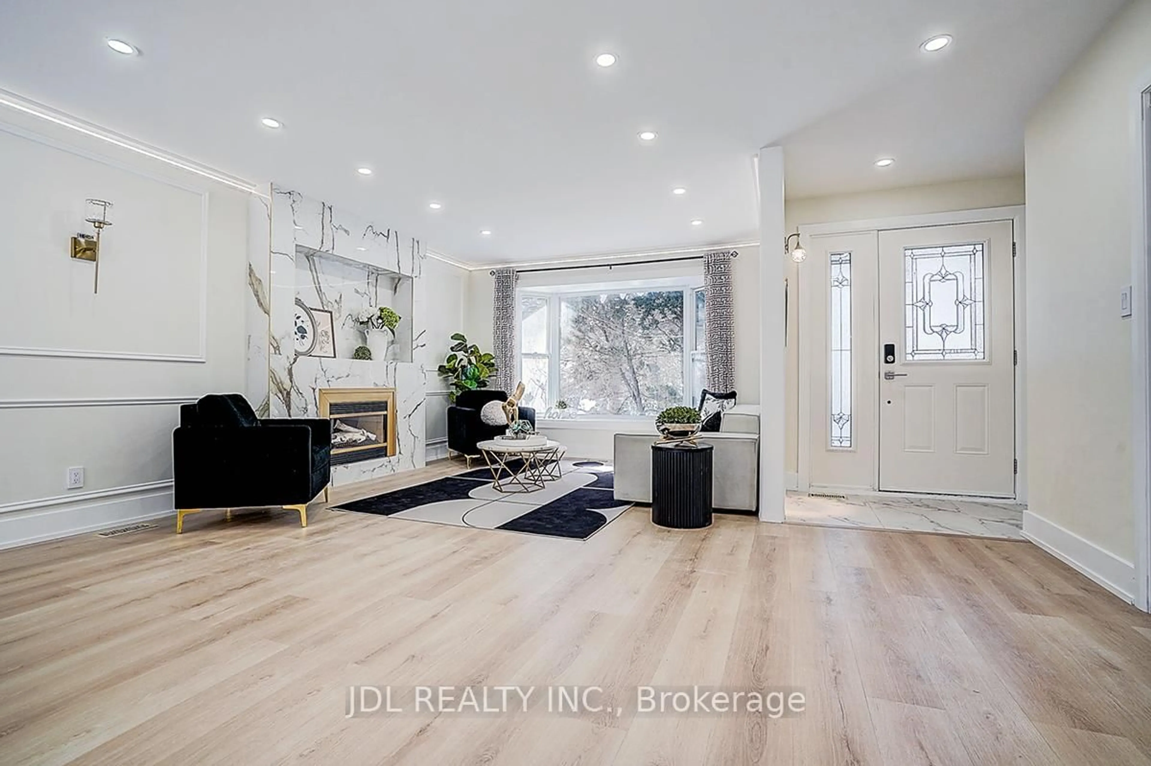 Indoor entryway for 15 Crossburn Dr, Toronto Ontario M3B 2Z3
