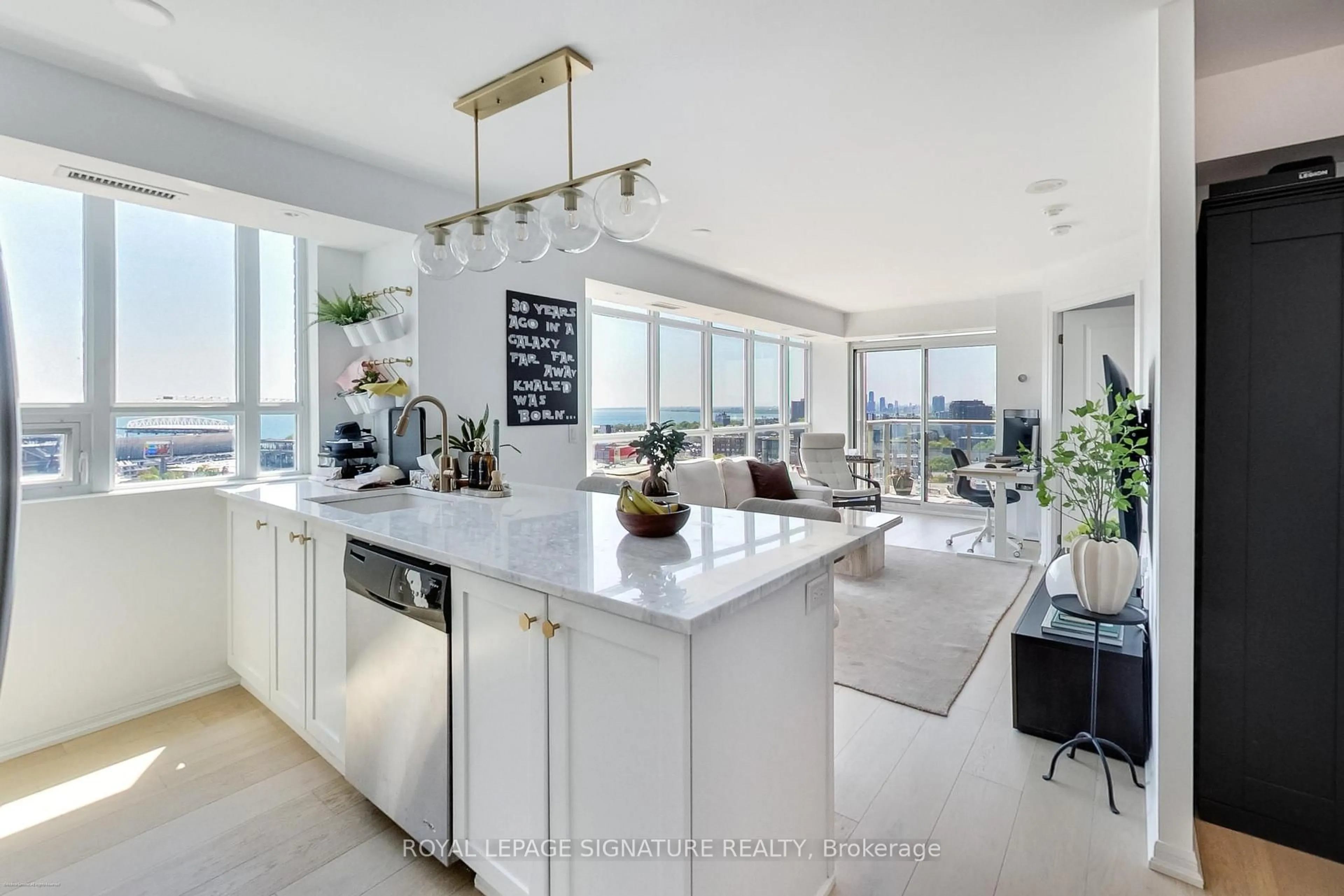 Open concept kitchen, ceramic/tile floor for 125 Western Battery Rd #1910, Toronto Ontario M6K 3R8