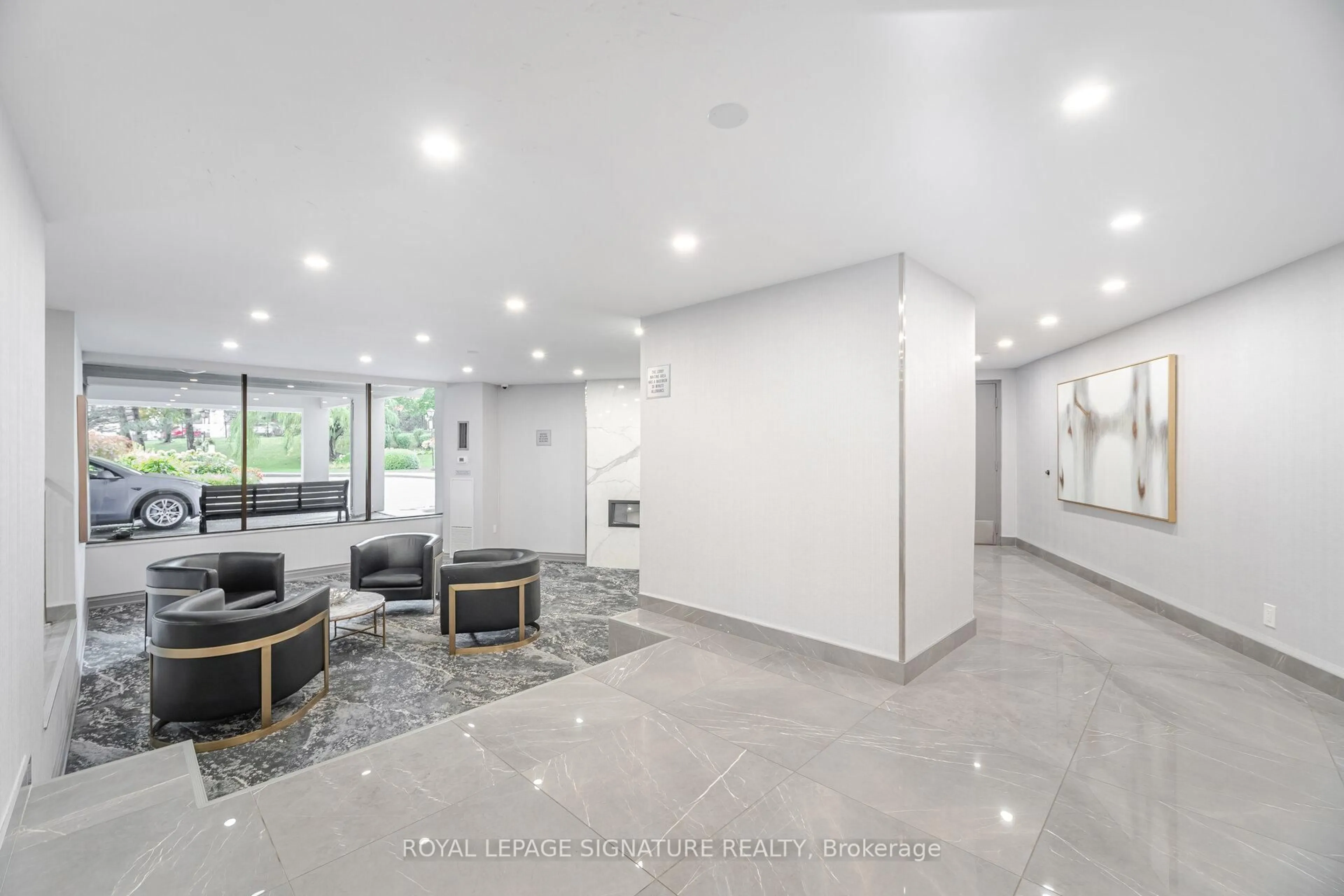 Indoor foyer for 10 Edgecliff Gfwy #303, Toronto Ontario M3C 3A3