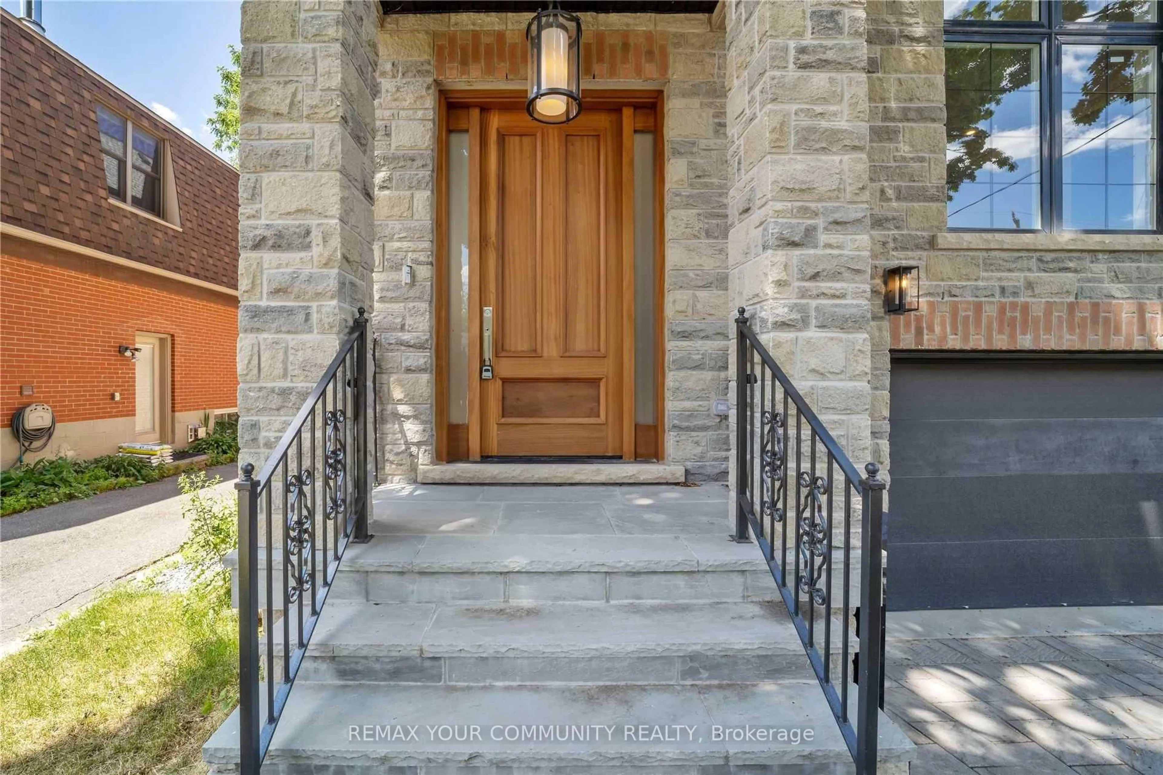 Indoor entryway for 116 Park Home Ave, Toronto Ontario M2N 1W8