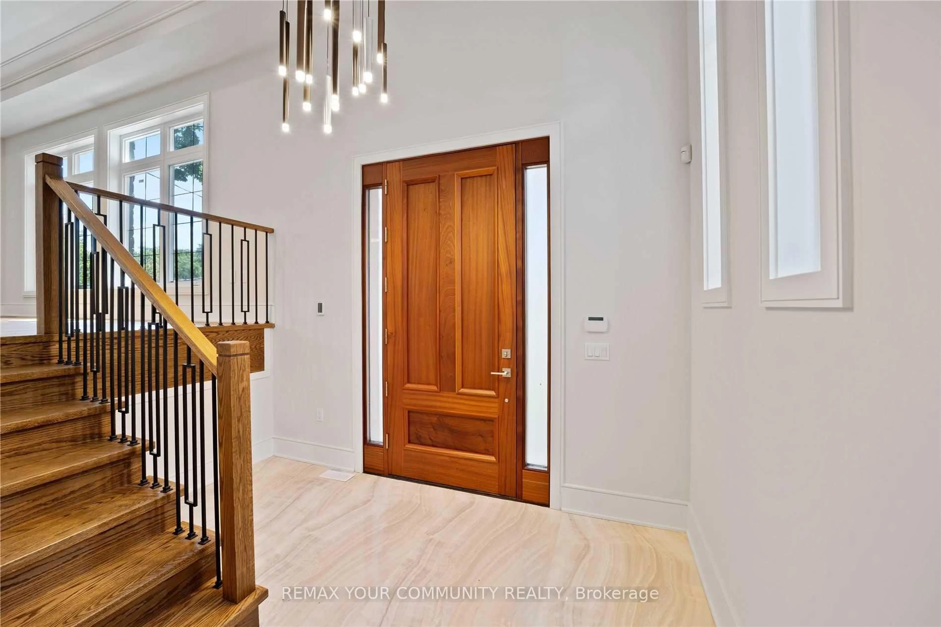 Indoor entryway for 116 Park Home Ave, Toronto Ontario M2N 1W8