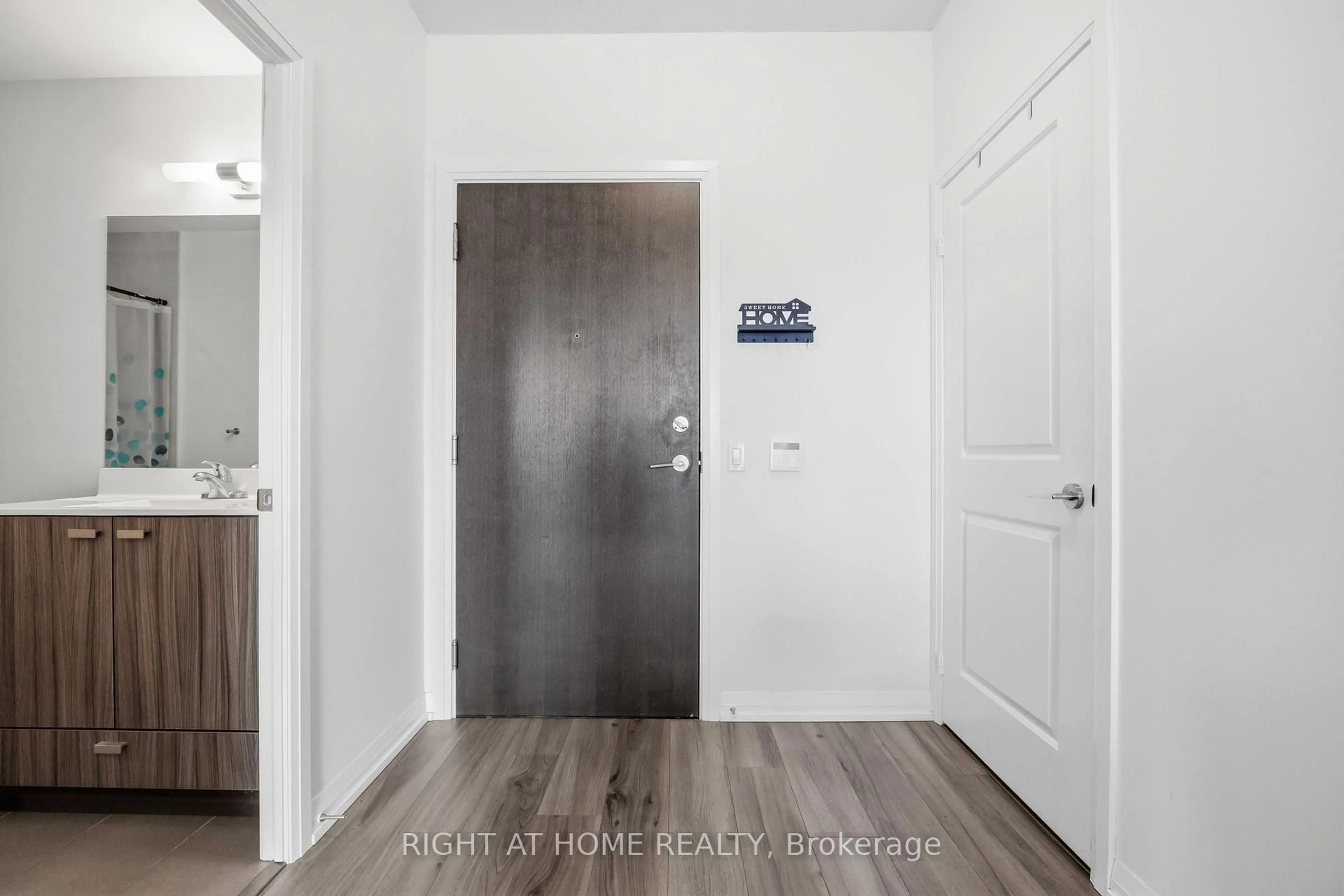 Indoor entryway for 60 Ann Oreilly Rd #458, Toronto Ontario M2J 0C8
