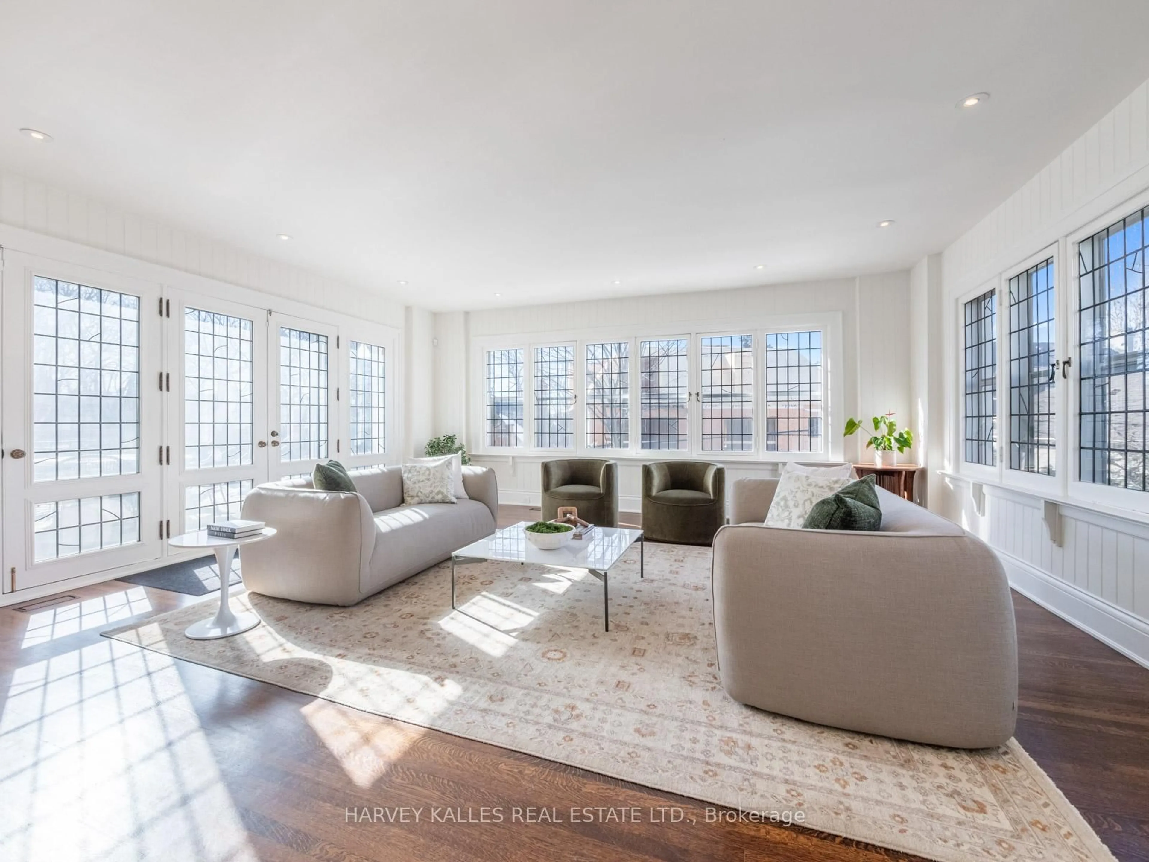 Living room with furniture, unknown for 90 Old Forest Hill Rd, Toronto Ontario M5P 2R5