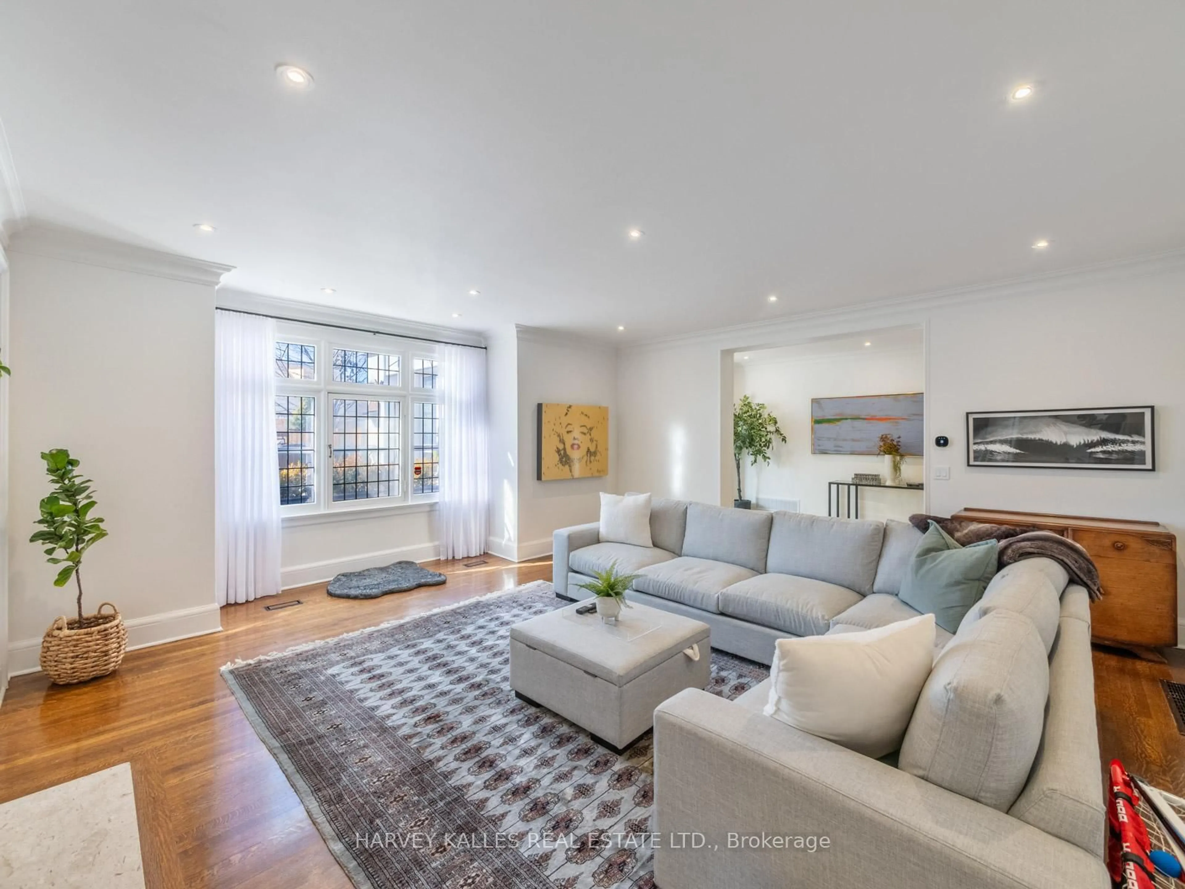 Living room with furniture, unknown for 90 Old Forest Hill Rd, Toronto Ontario M5P 2R5