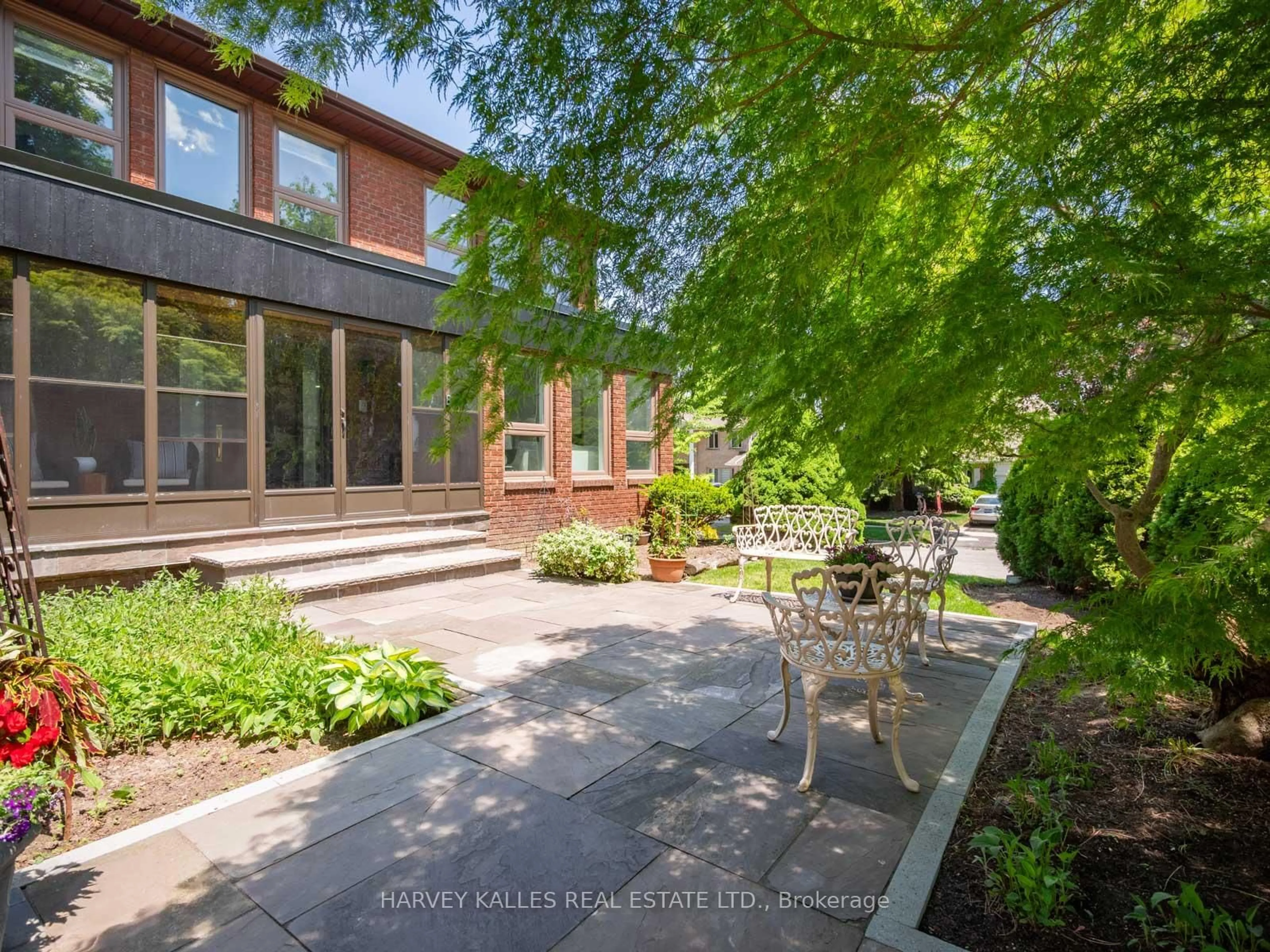 Patio, street for 8 Caravan Dr, Toronto Ontario M3B 1N1
