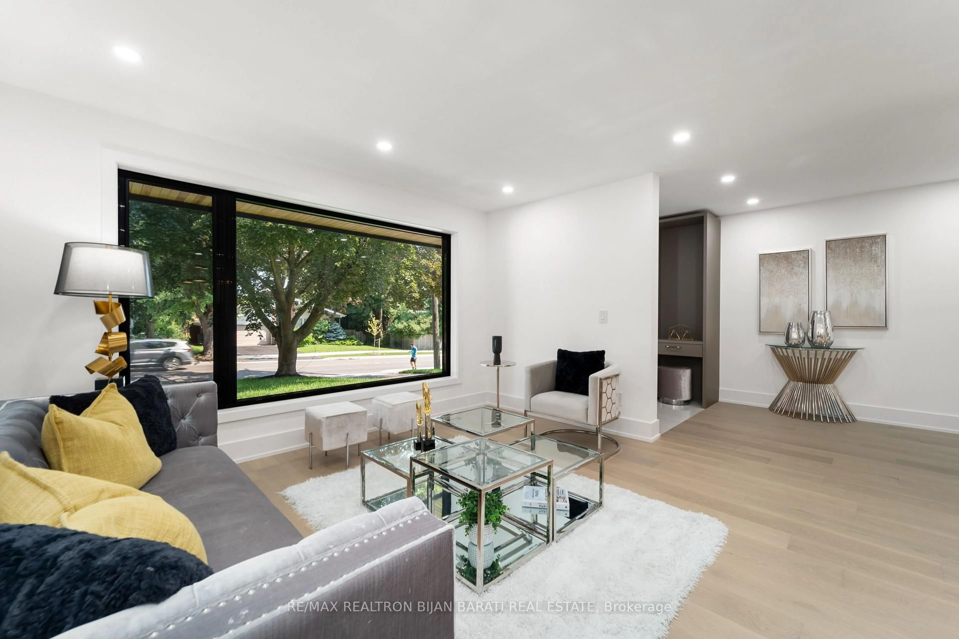 Living room with furniture, unknown for 593 Cummer Ave, Toronto Ontario M2K 2M5