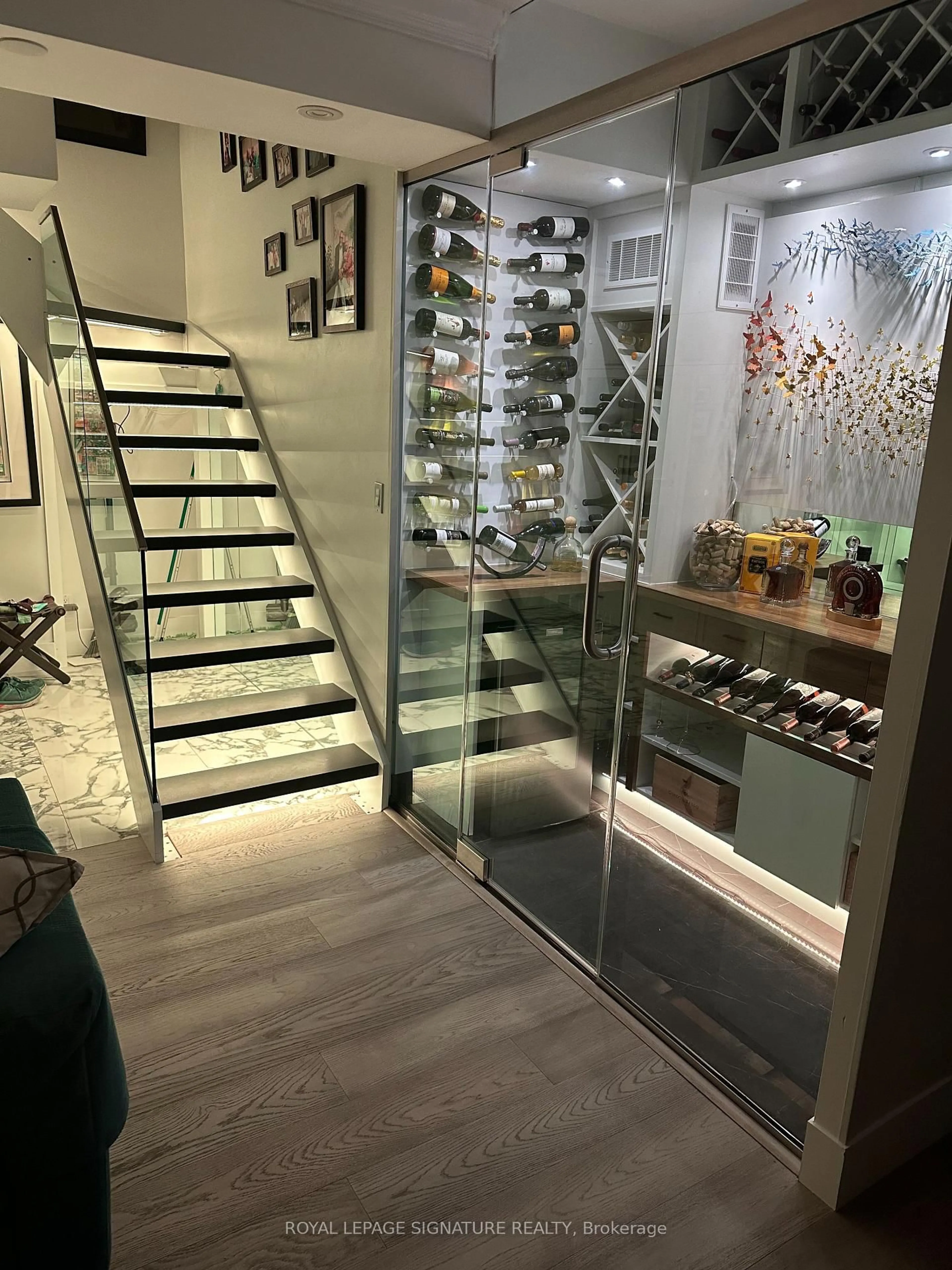 Stairs for 900 Mt Pleasant Rd #1801, Toronto Ontario M4P 3J9