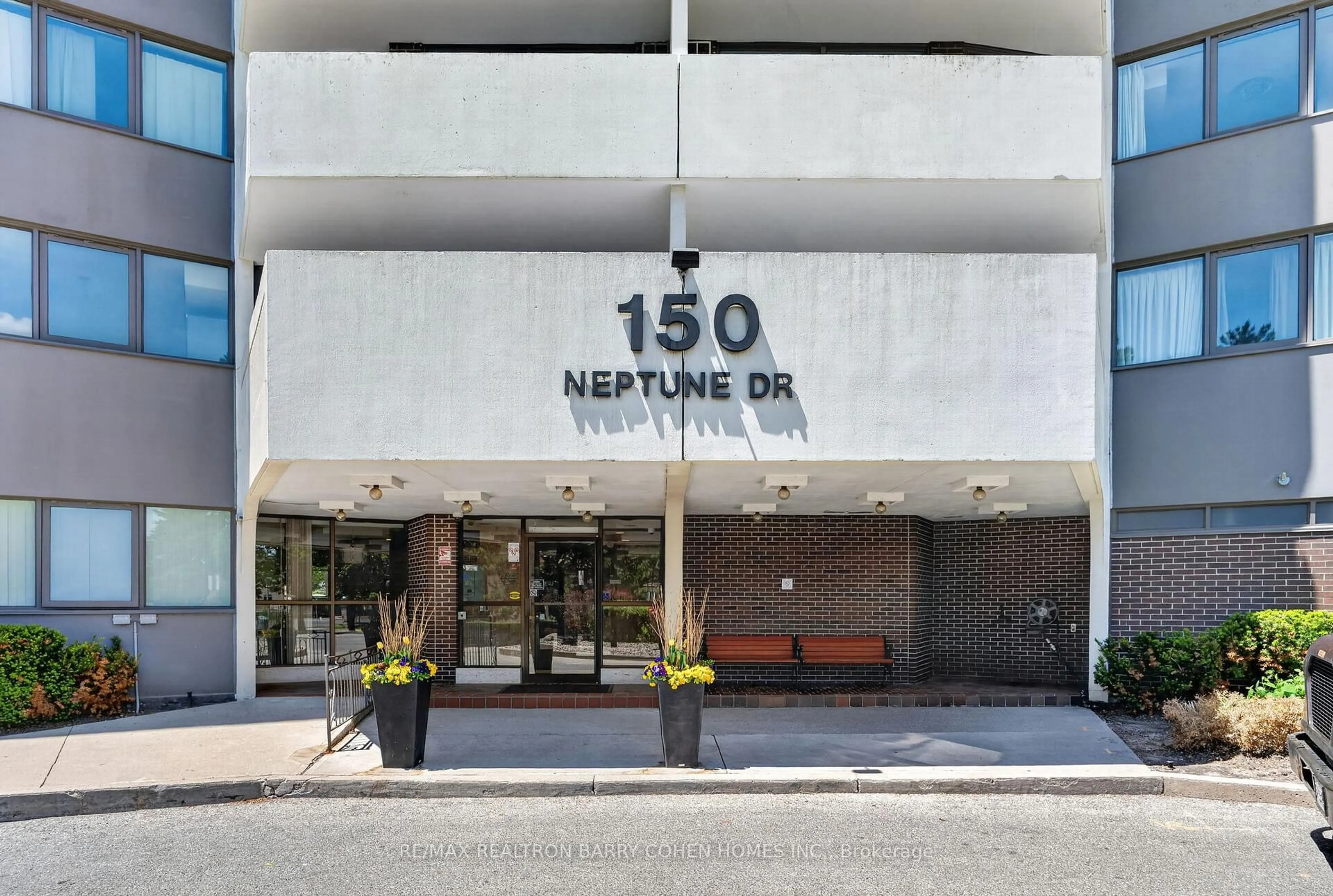 Indoor foyer for 150 Neptune Dr #304, Toronto Ontario M6A 2Y9