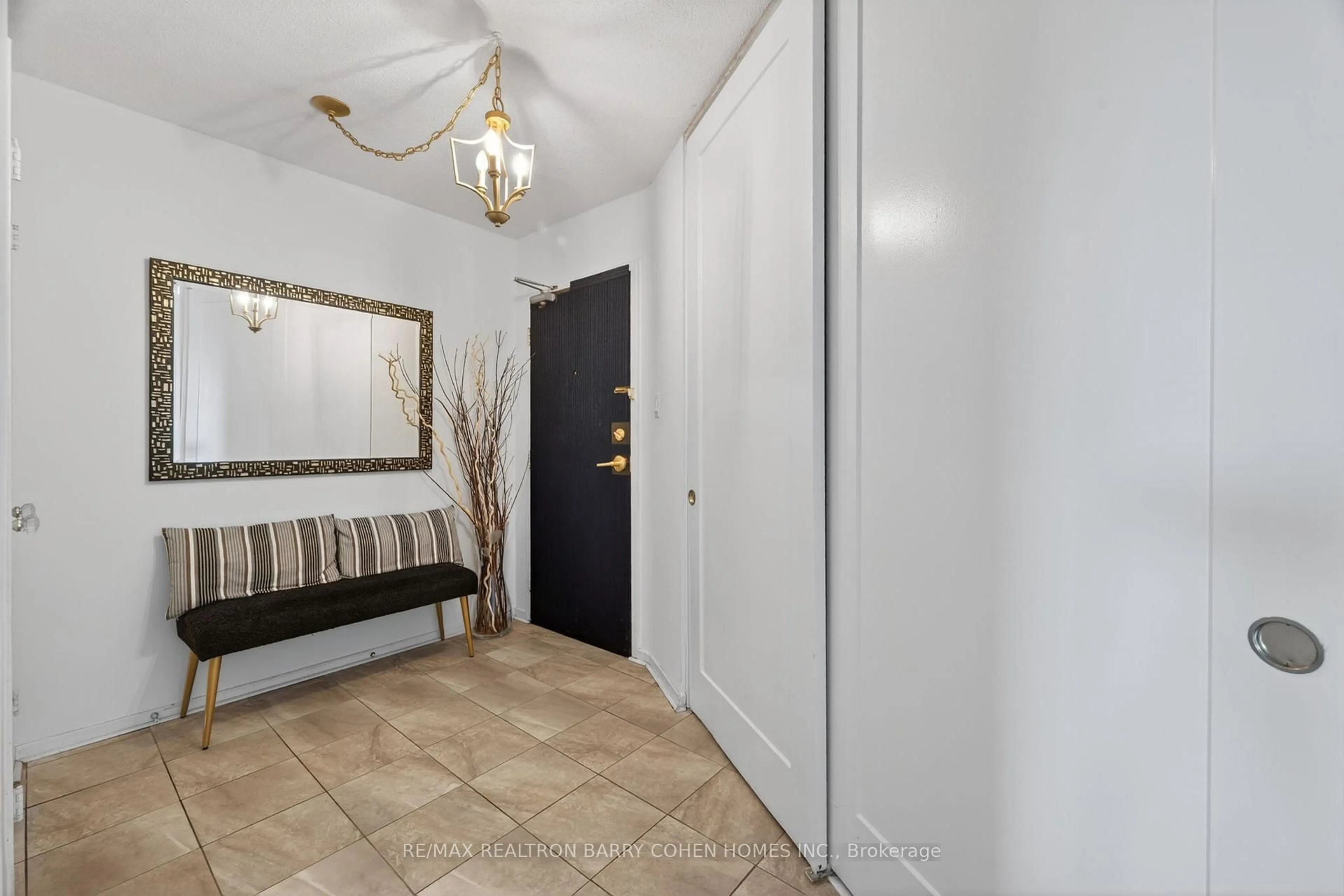 Indoor entryway for 150 Neptune Dr #304, Toronto Ontario M6A 2Y9