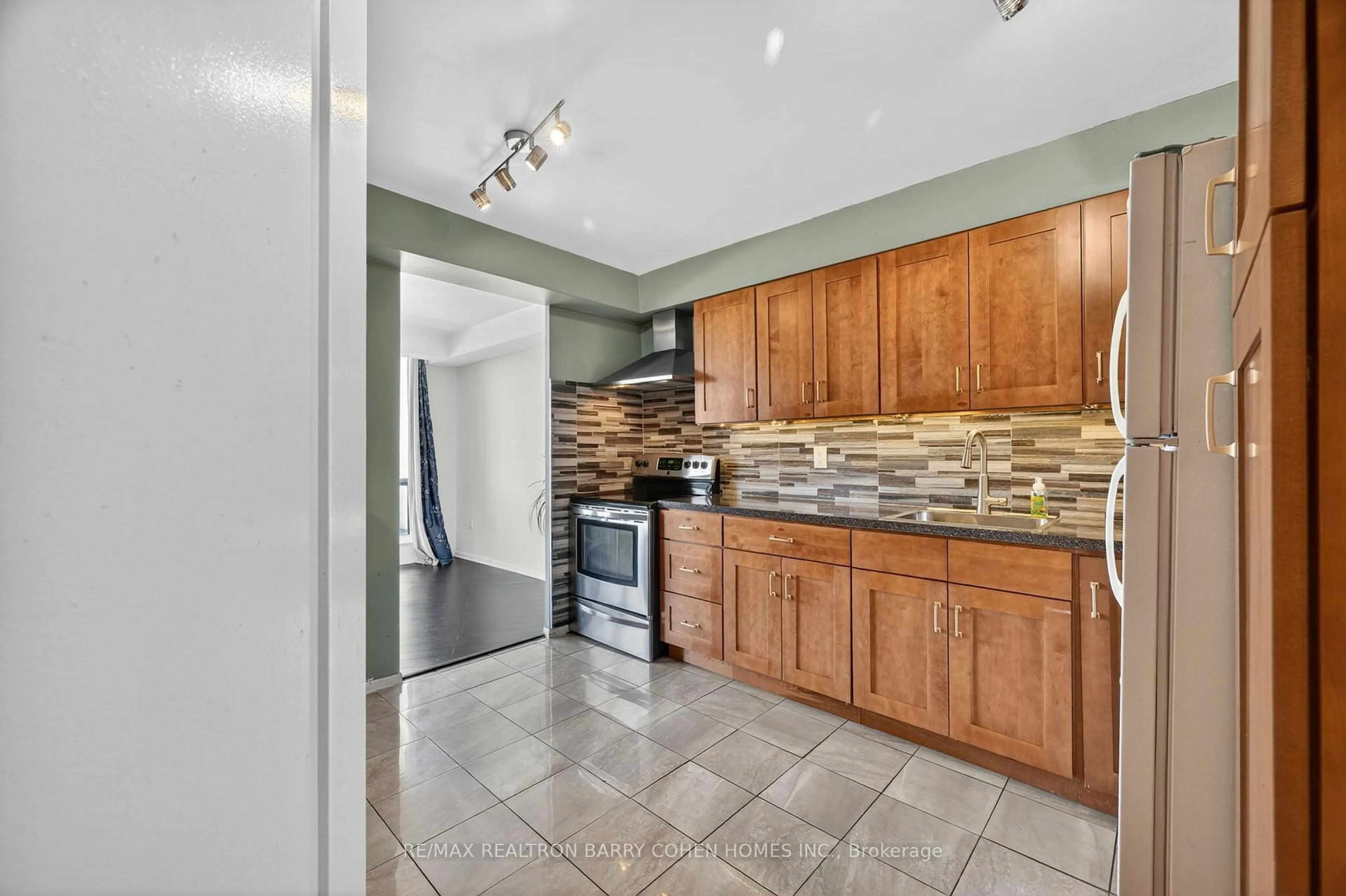 Unknown for 150 Neptune Dr #304, Toronto Ontario M6A 2Y9