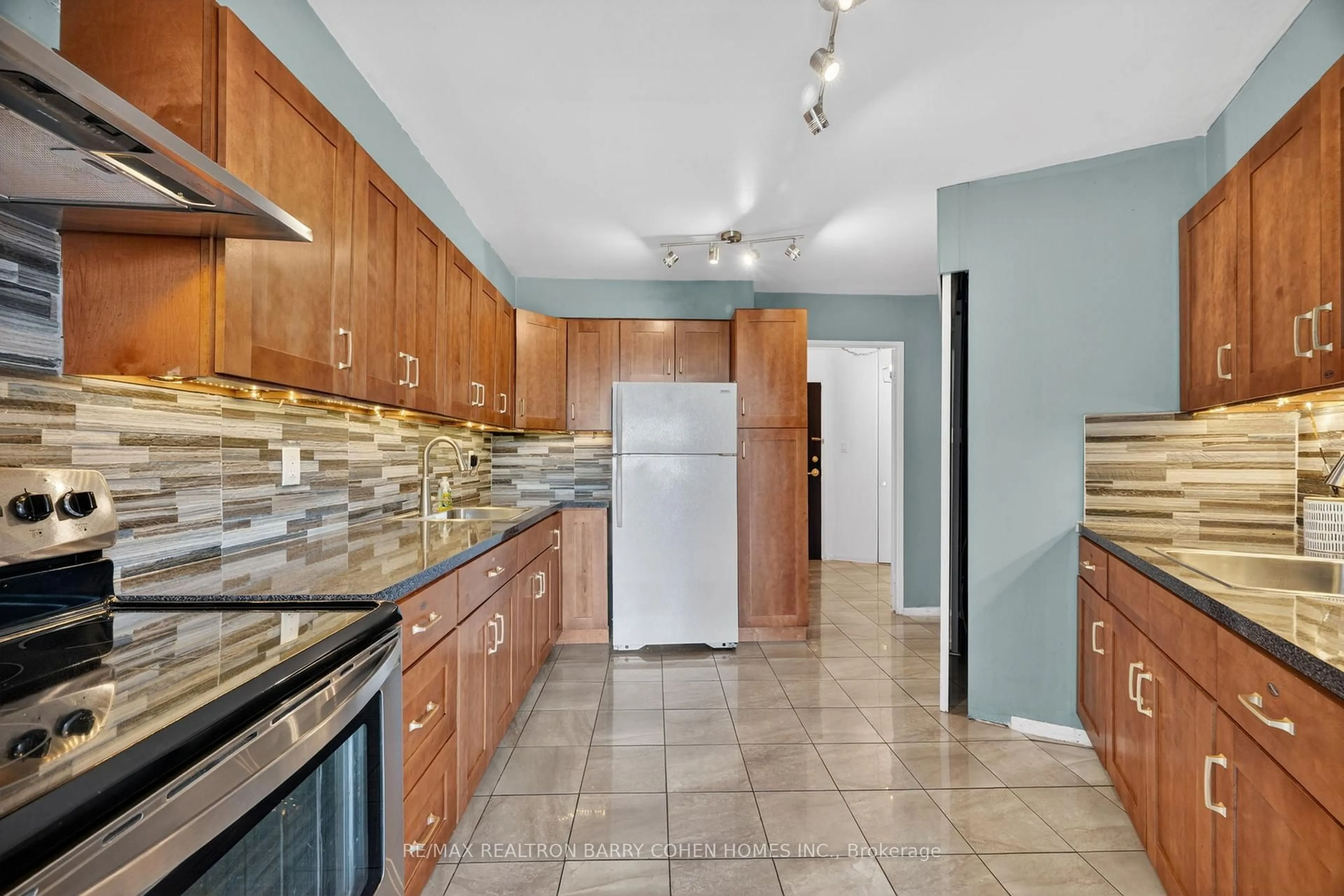 Unknown for 150 Neptune Dr #304, Toronto Ontario M6A 2Y9