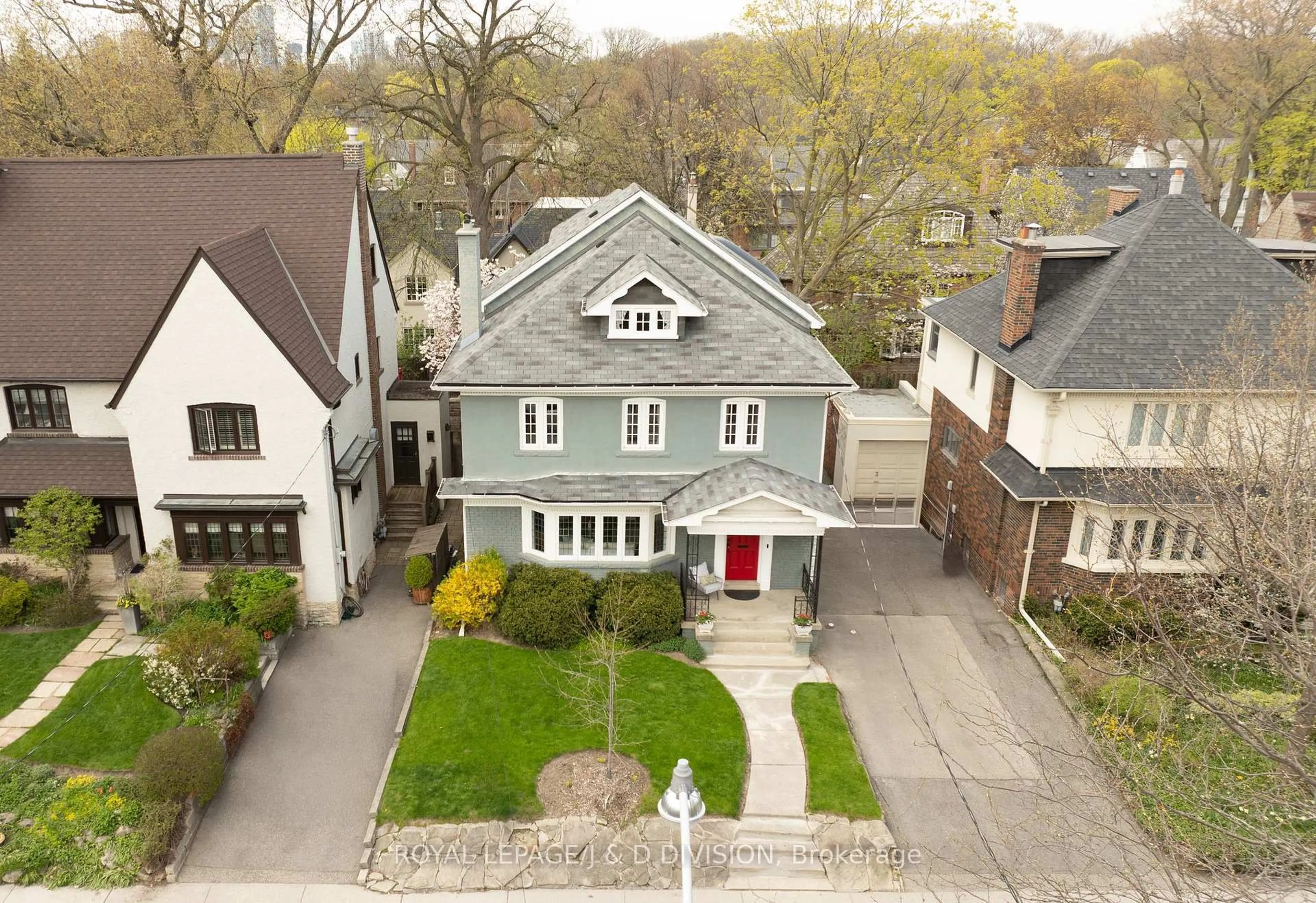 A pic from outside/outdoor area/front of a property/back of a property/a pic from drone, street for 102 Ridge Dr, Toronto Ontario M4T 1B8