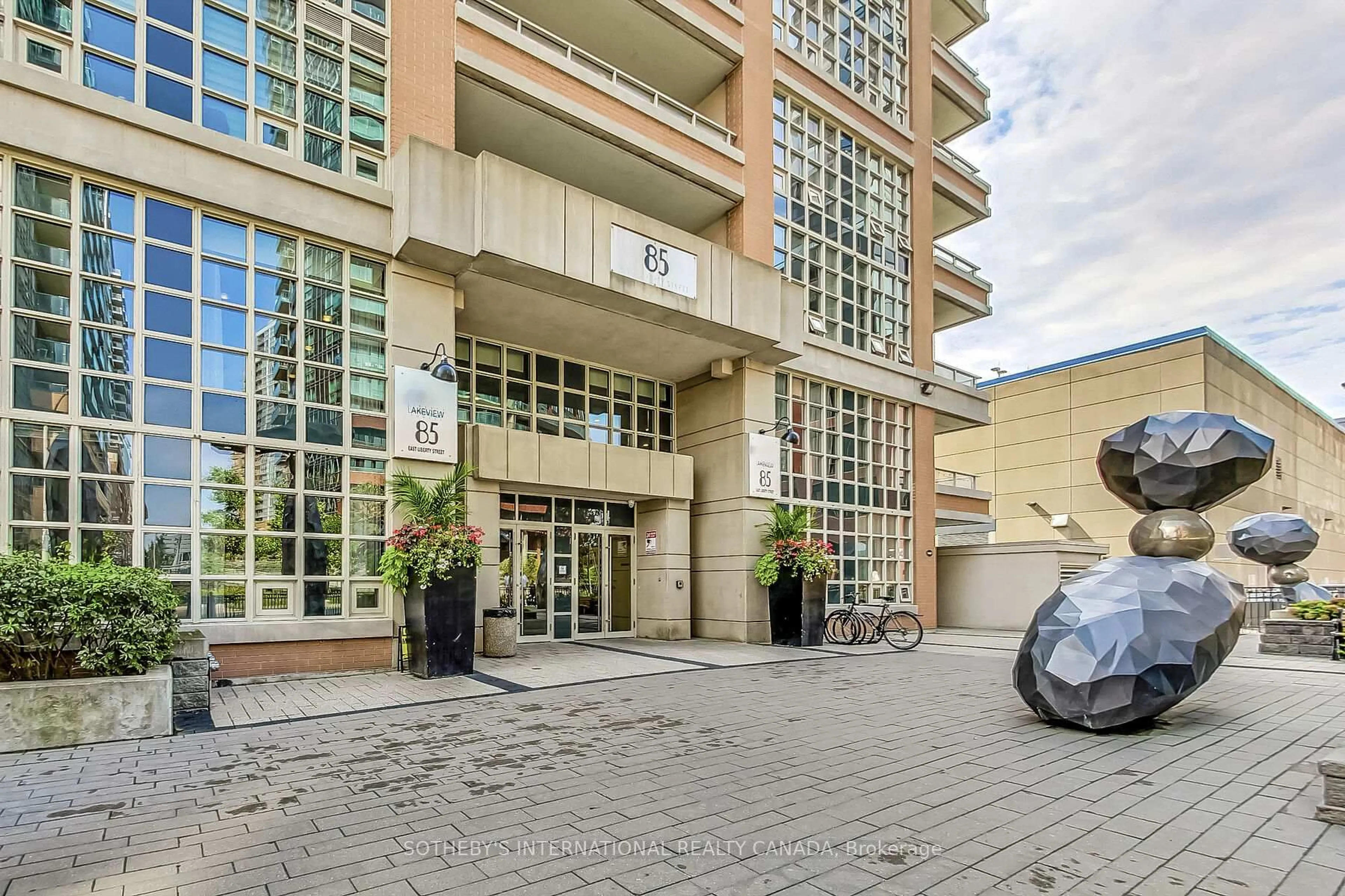 Indoor foyer for 85 East Liberty St #720, Toronto Ontario M6K 3R4
