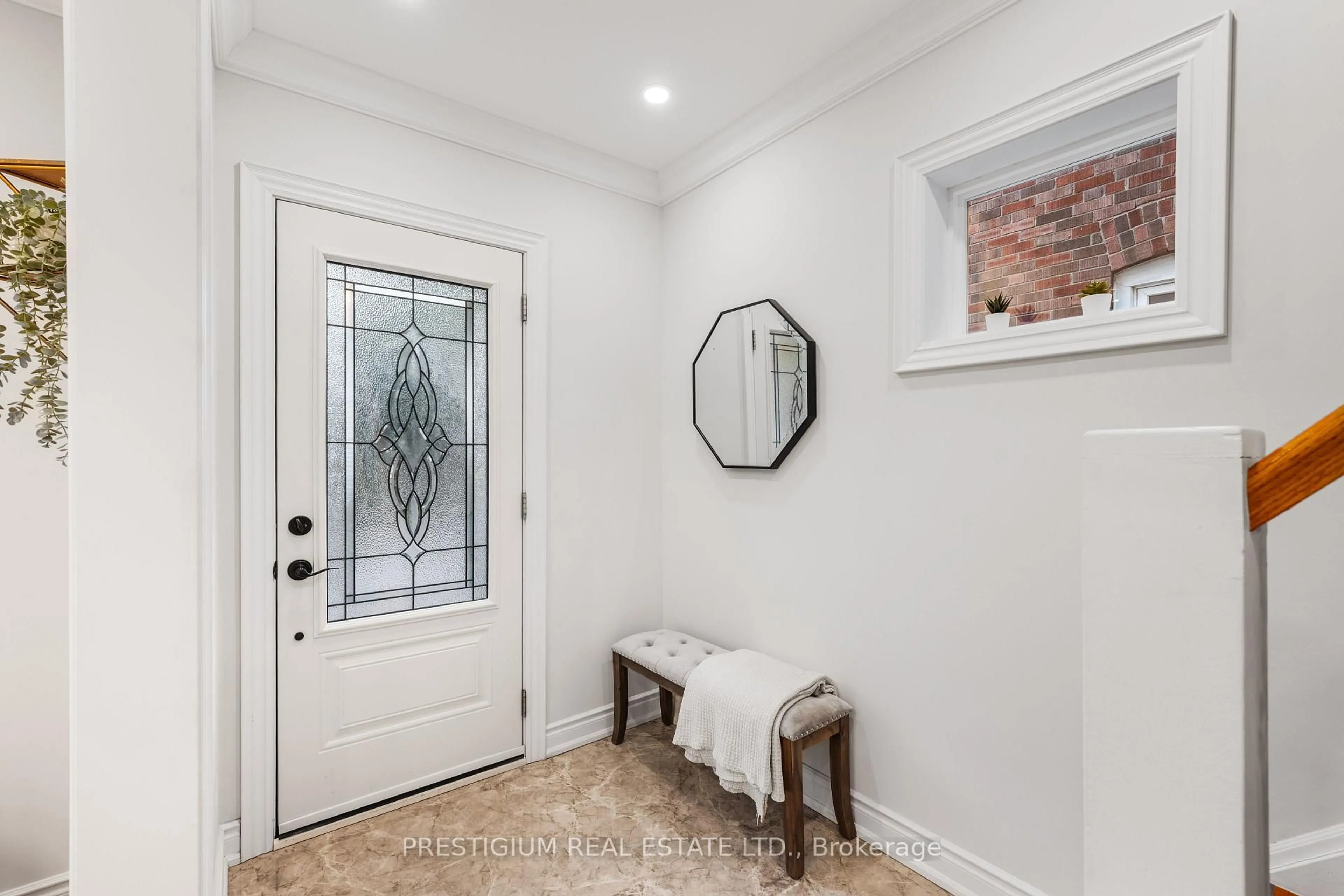 Indoor entryway for 556 Davisville Ave, Toronto Ontario M4S 1J5