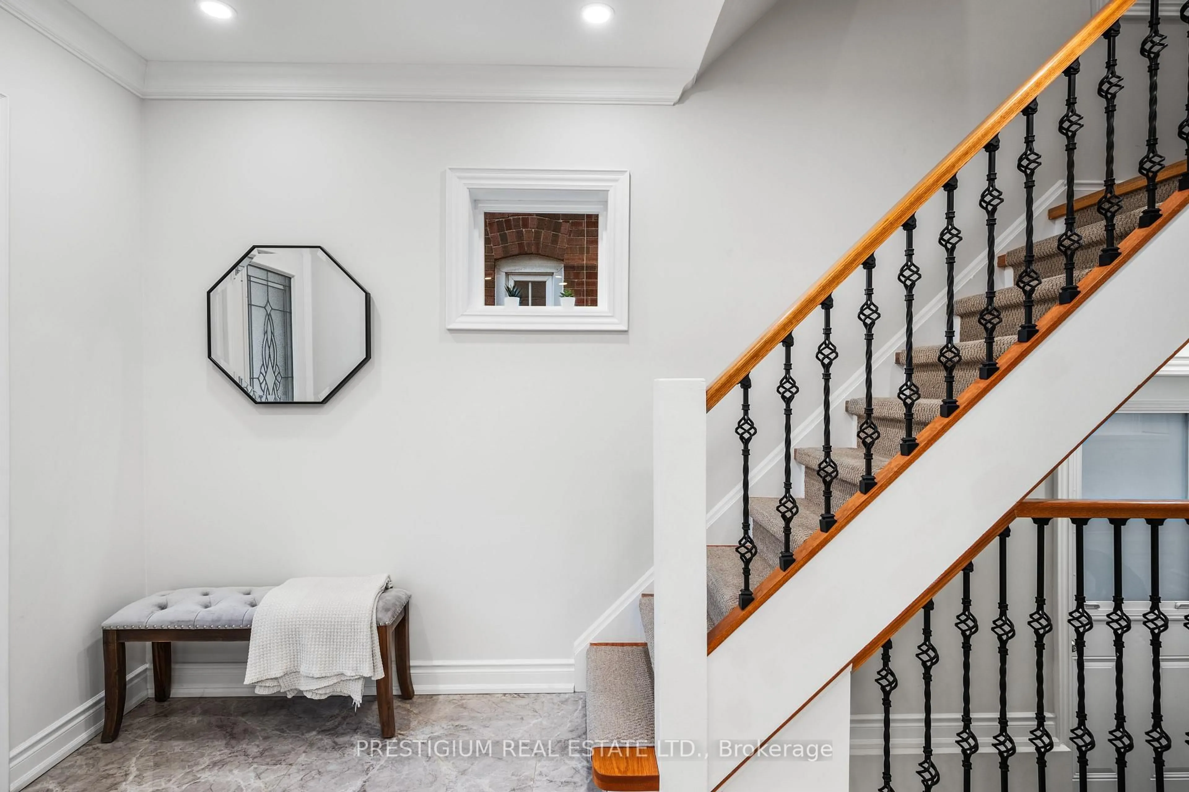Indoor entryway for 556 Davisville Ave, Toronto Ontario M4S 1J5