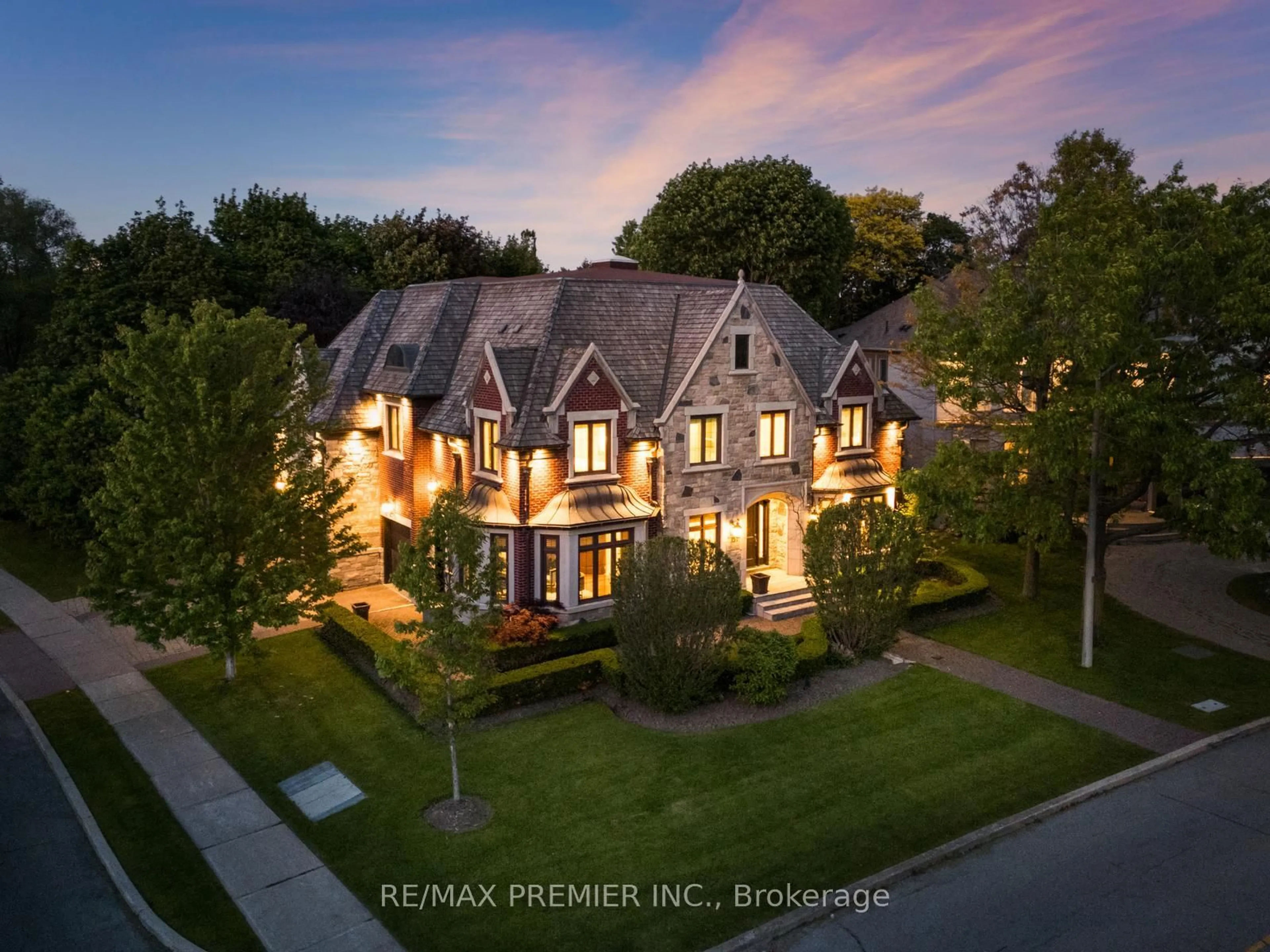 A pic from outside/outdoor area/front of a property/back of a property/a pic from drone, street for 35 Normandale Cres, Toronto Ontario M2P 1M7