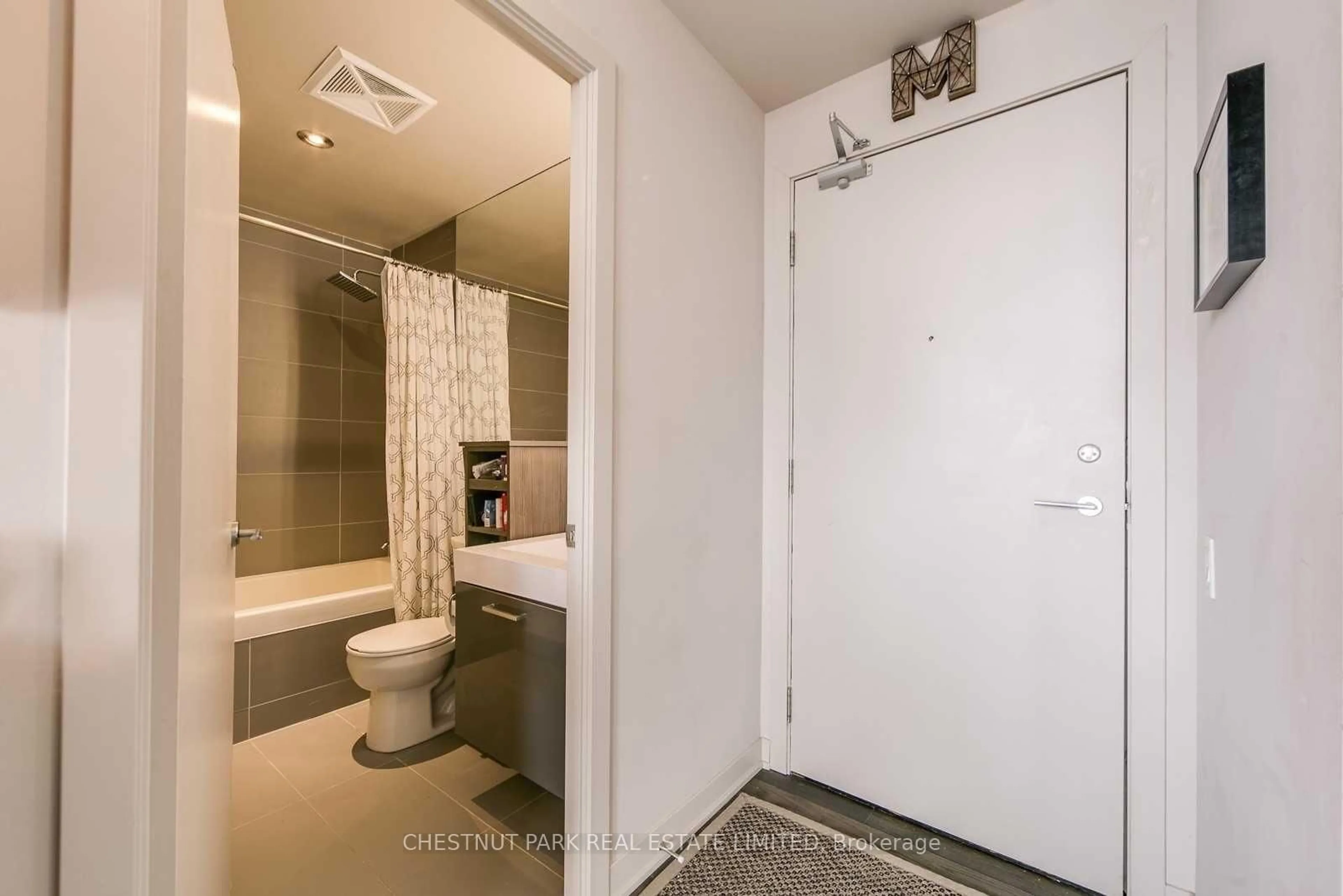 Standard bathroom, ceramic/tile floor for 318 King St #1009, Toronto Ontario M5A 1K6