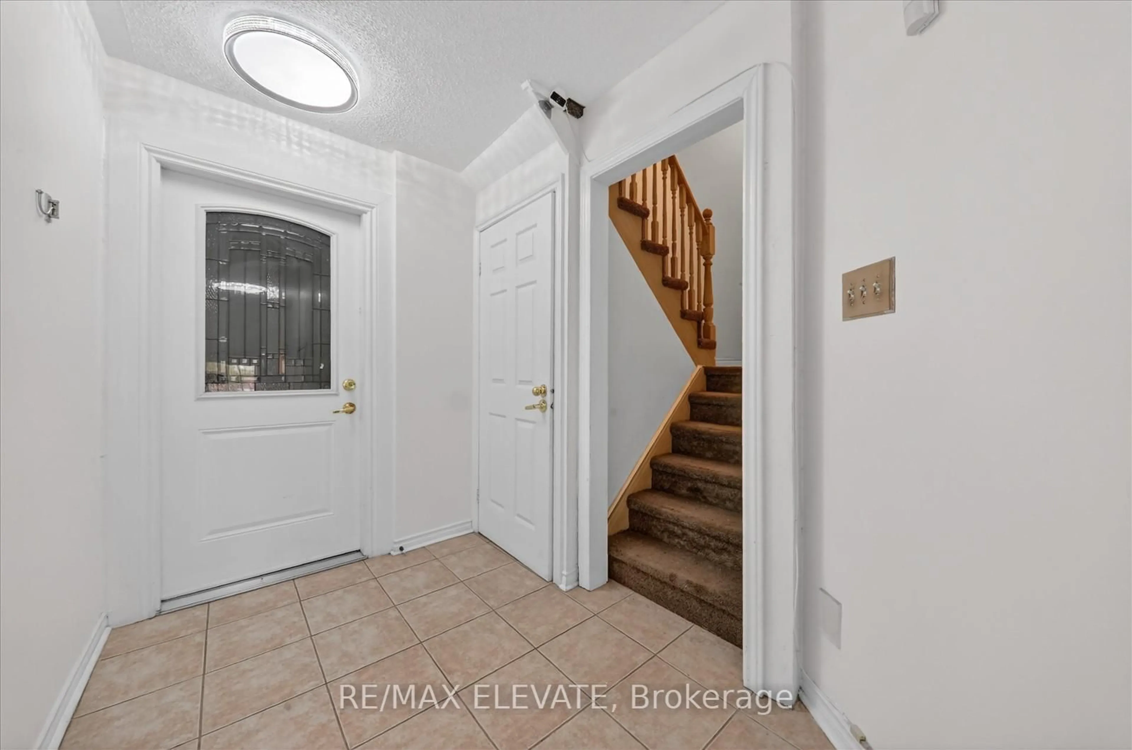 Indoor entryway for 99 Sufi Cres, Toronto Ontario M4A 2X2