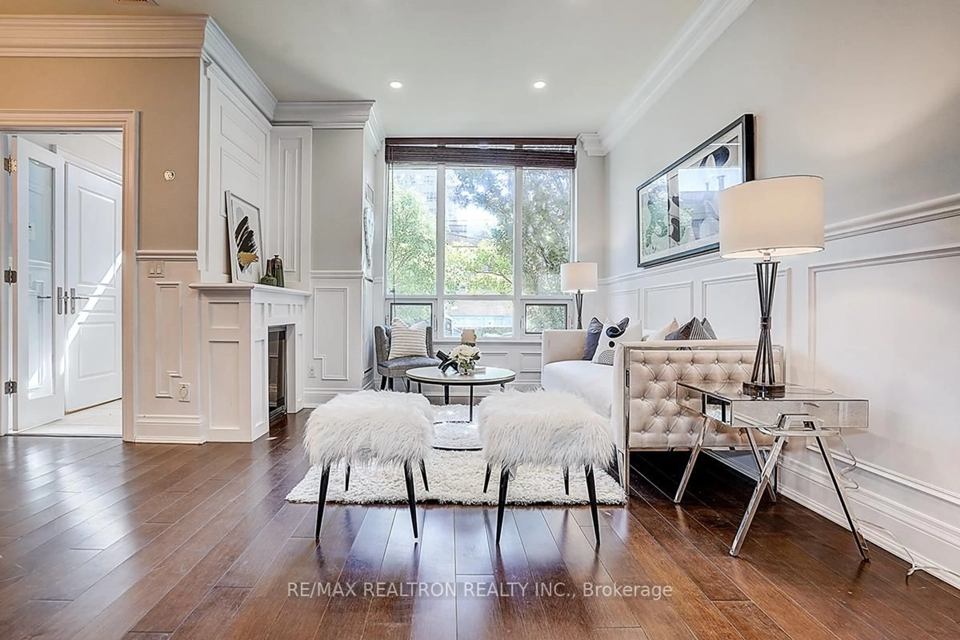 Living room with furniture, wood/laminate floor for 274 Duplex Ave, Toronto Ontario M2M 0A4