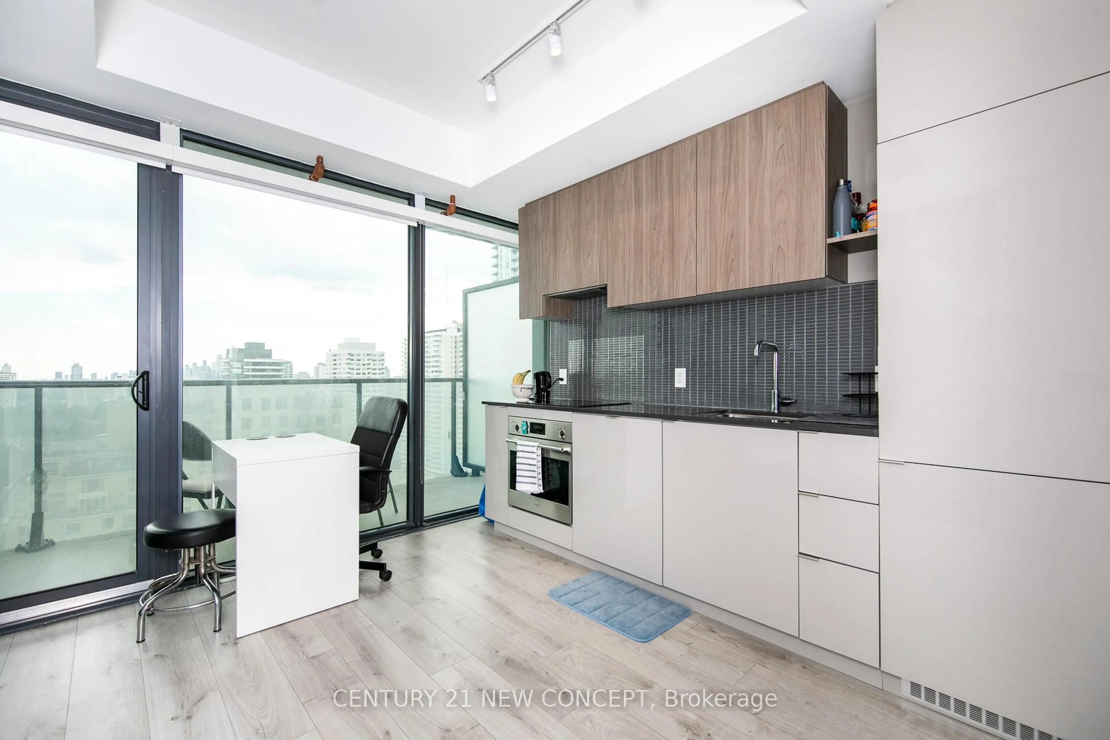 Unknown for 161 Roehampton Ave #2011, Toronto Ontario M4P 0C8