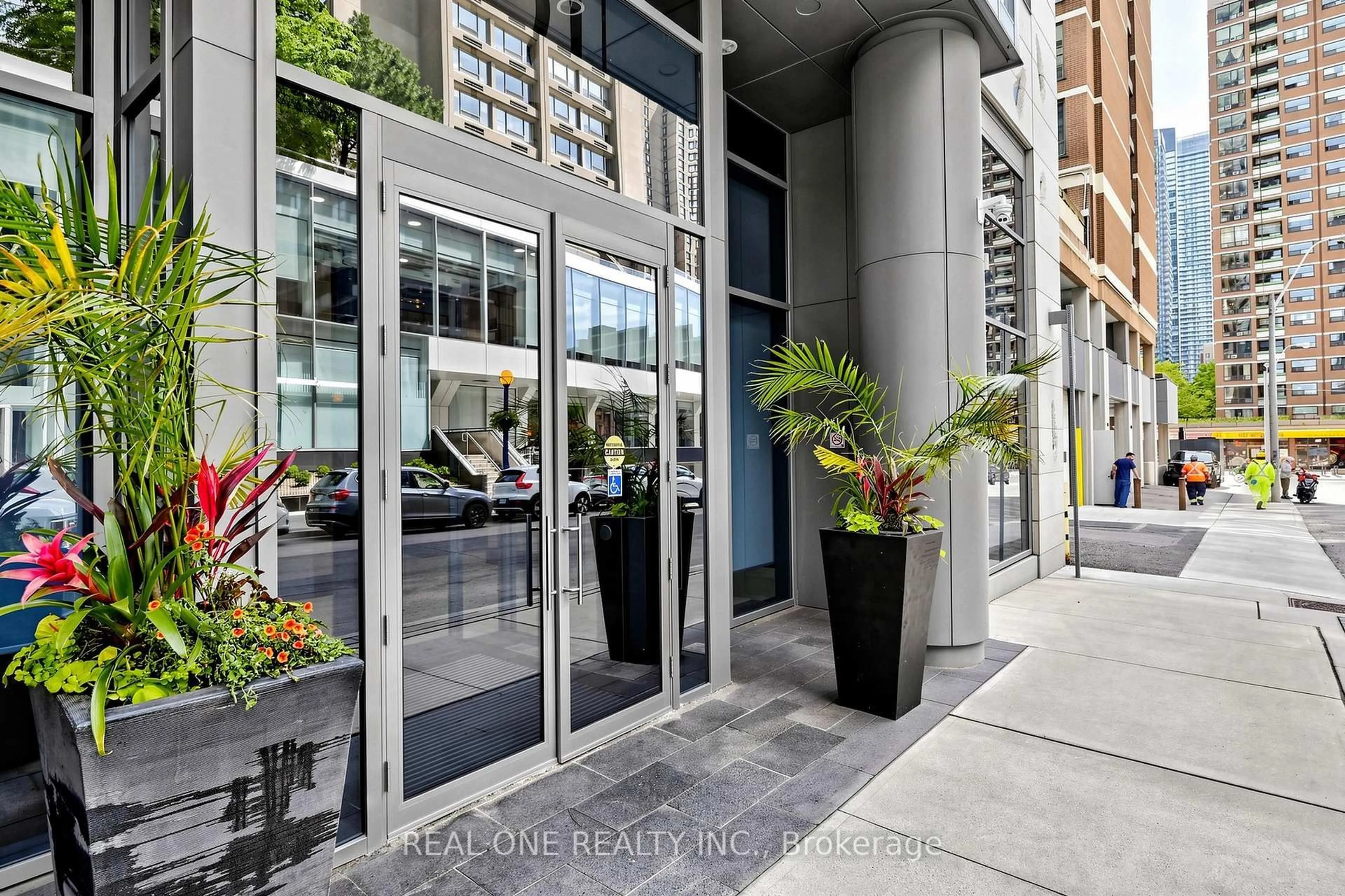 Indoor foyer for 21 Balmuto St #1603, Toronto Ontario M4Y 1W4