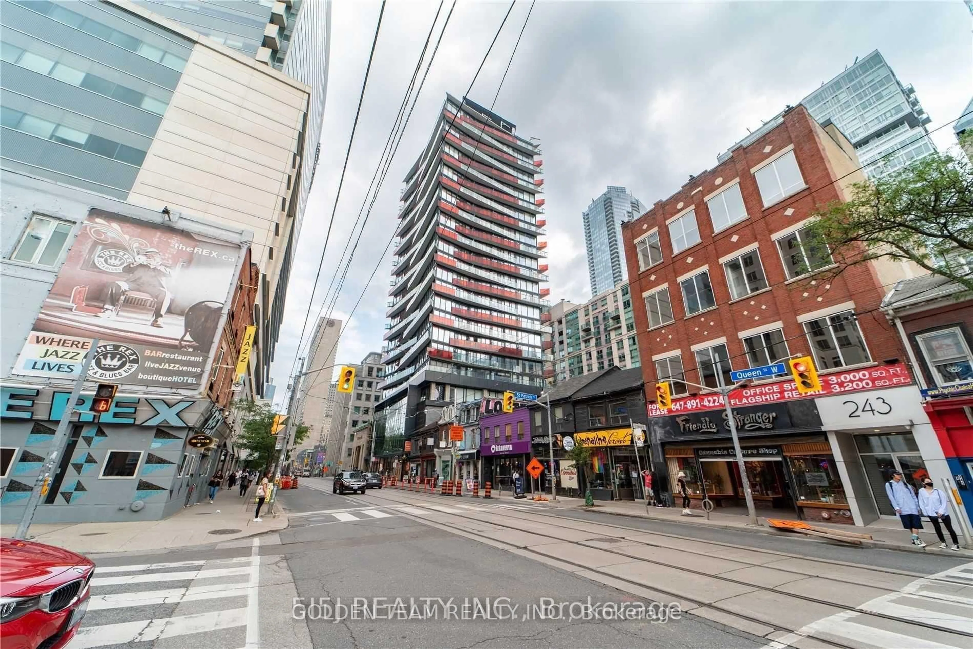 Patio, street for 215 Queen St #905, Toronto Ontario M5V 1Z4