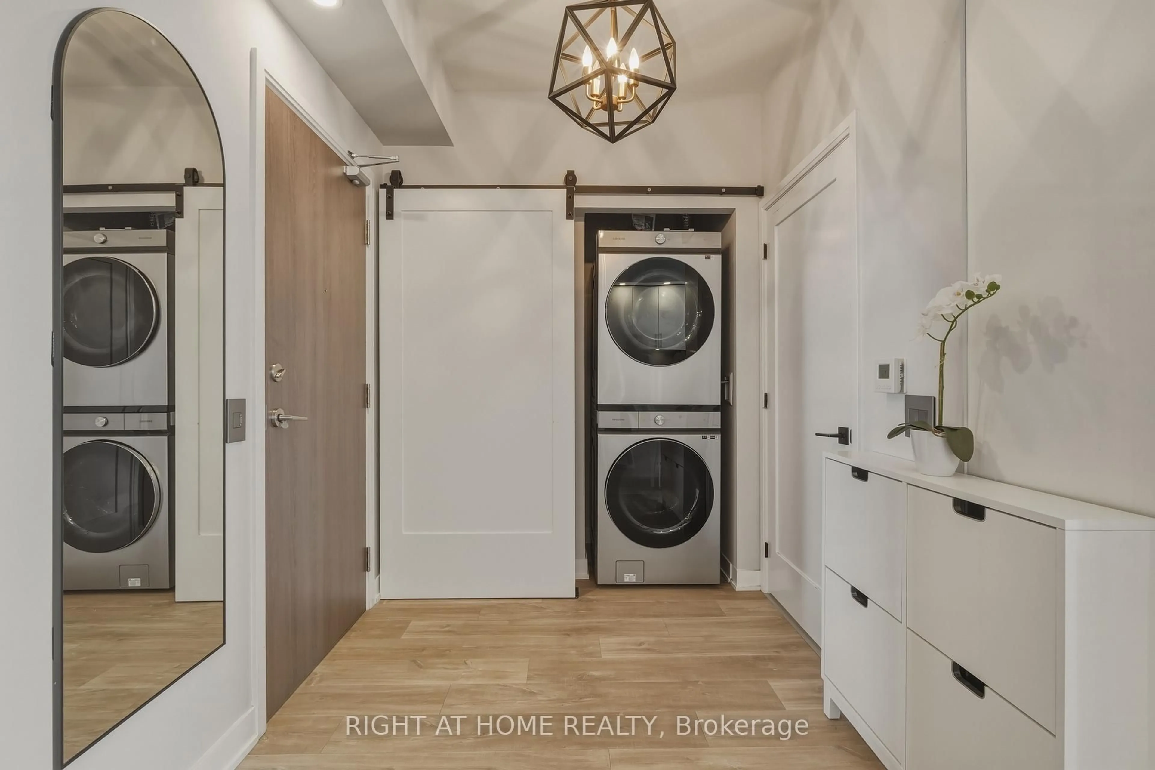 Laundry room for 576 Front St #1701, Toronto Ontario M5V 0P8