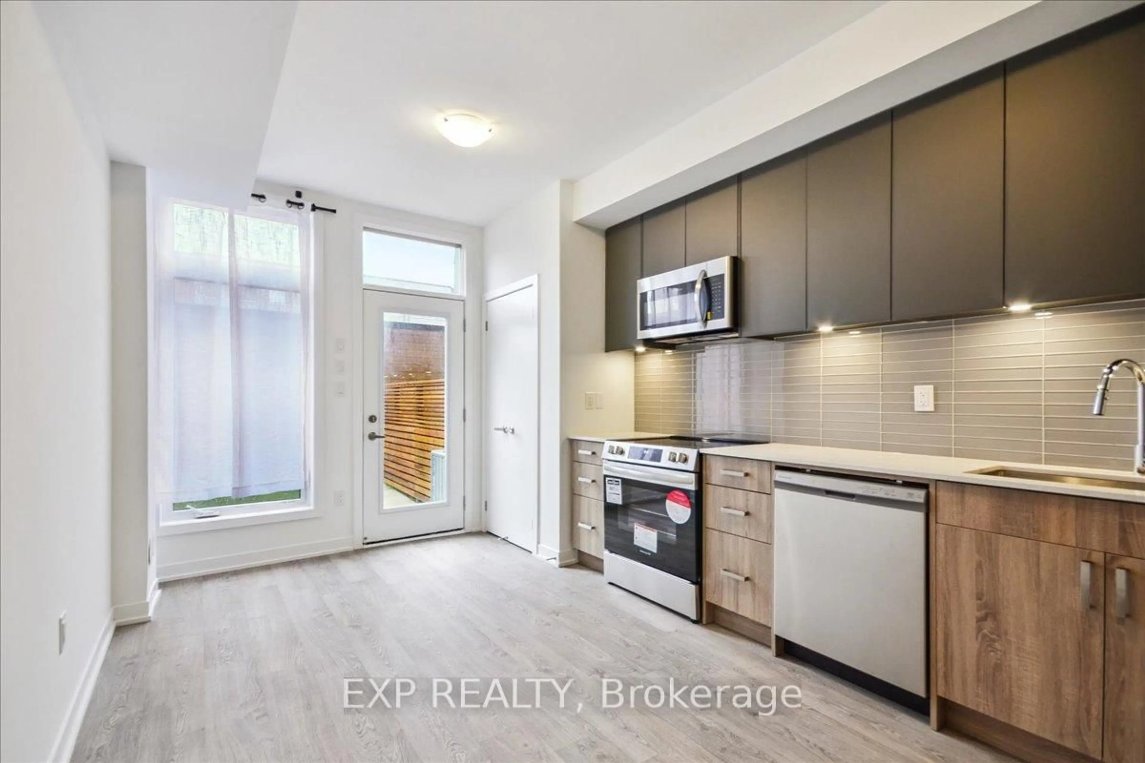 Open concept kitchen, ceramic/tile floor for 72 Turtle Island Rd, Toronto Ontario M6A 0G2