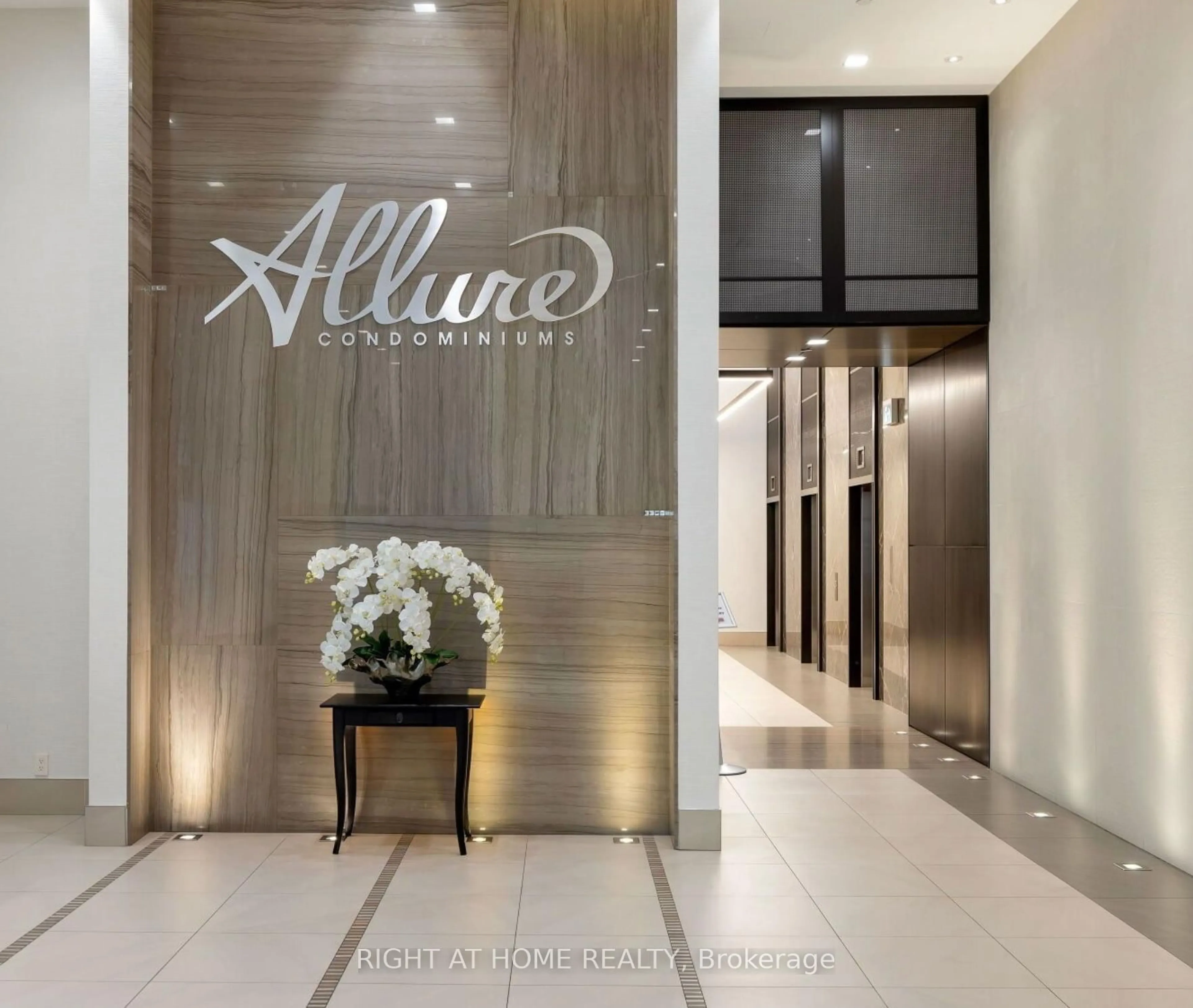 Indoor foyer for 23 Glebe Rd #816, Toronto Ontario M5P 0A1