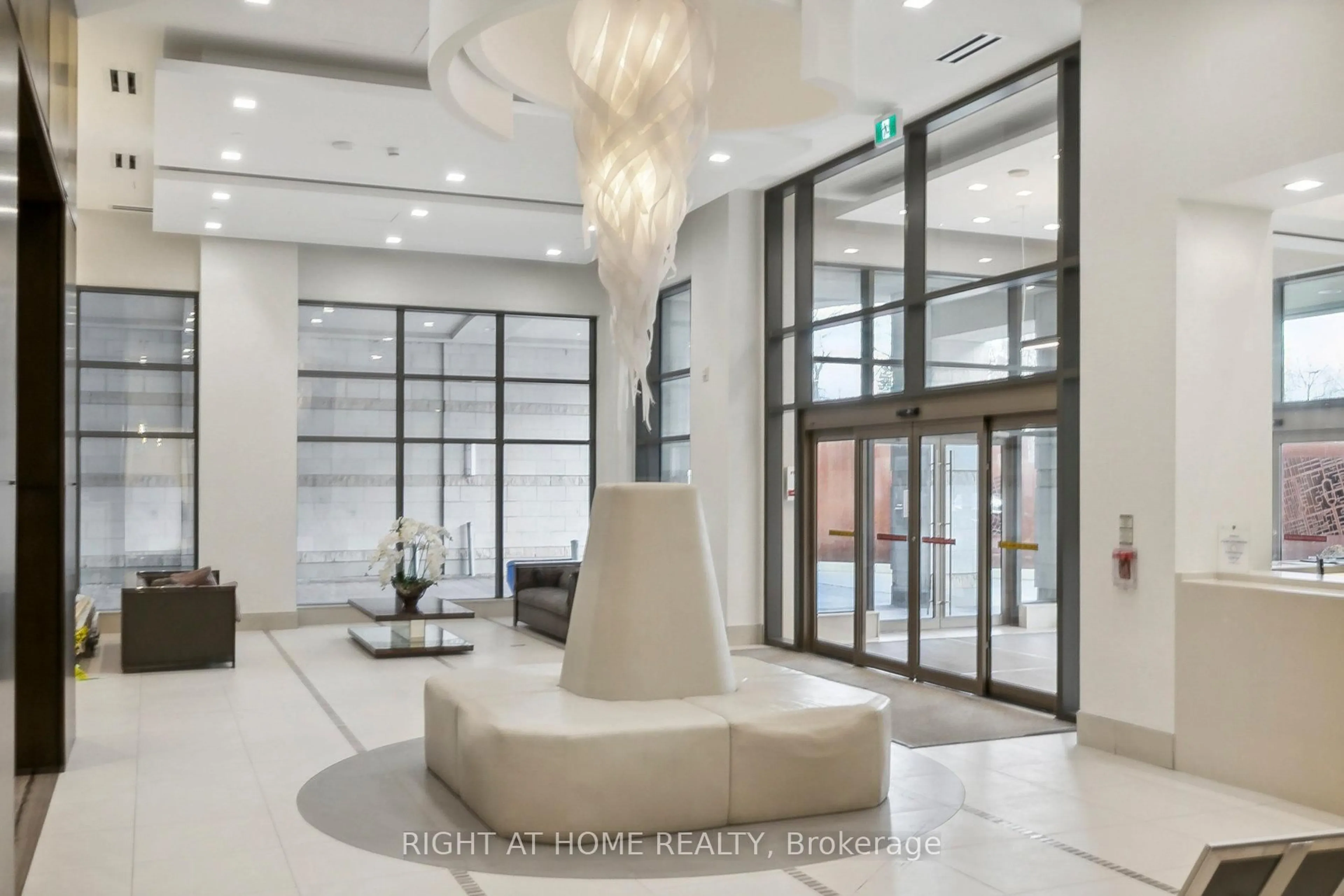 Indoor foyer for 23 Glebe Rd #816, Toronto Ontario M5P 0A1