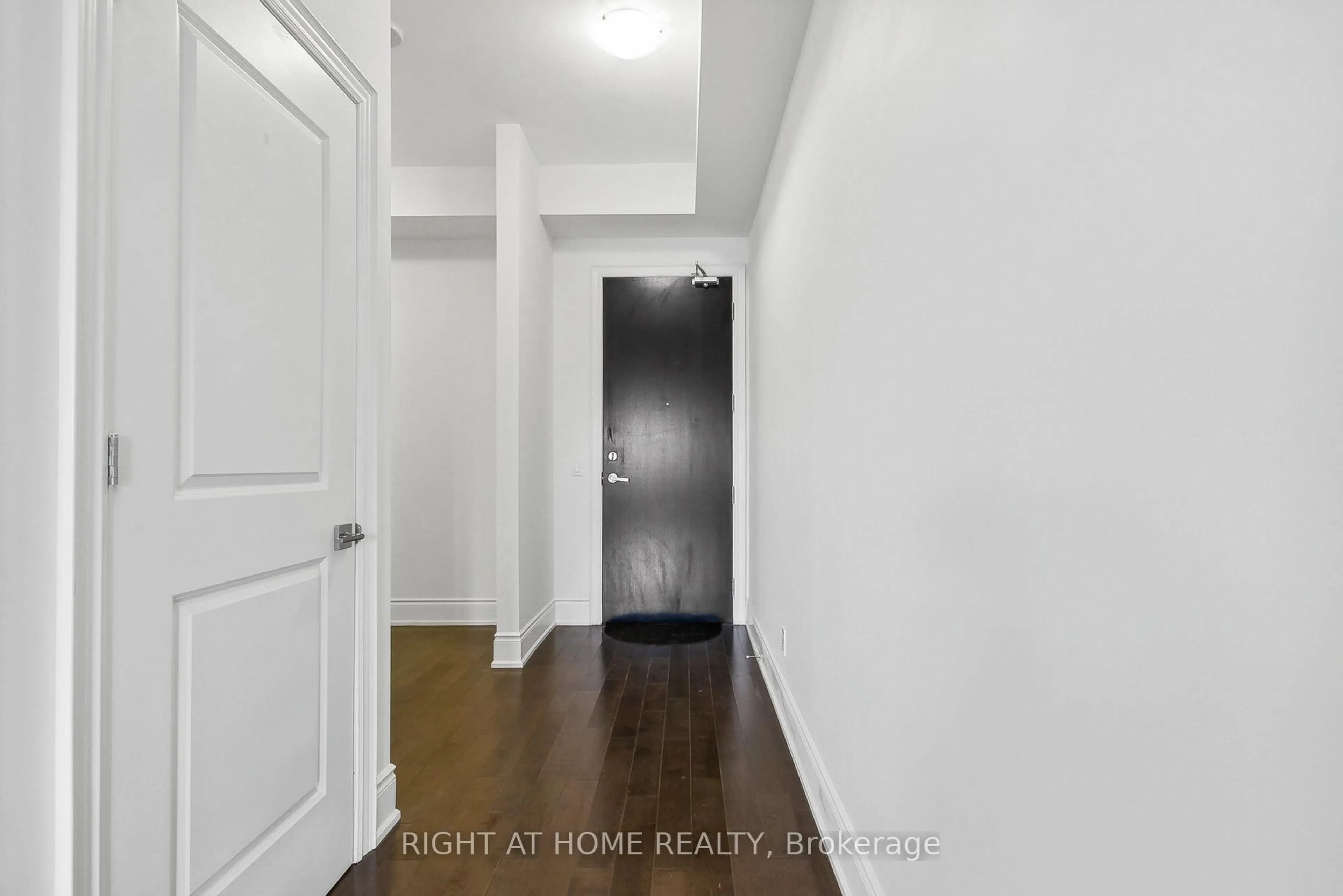 Indoor entryway for 23 Glebe Rd #816, Toronto Ontario M5P 0A1