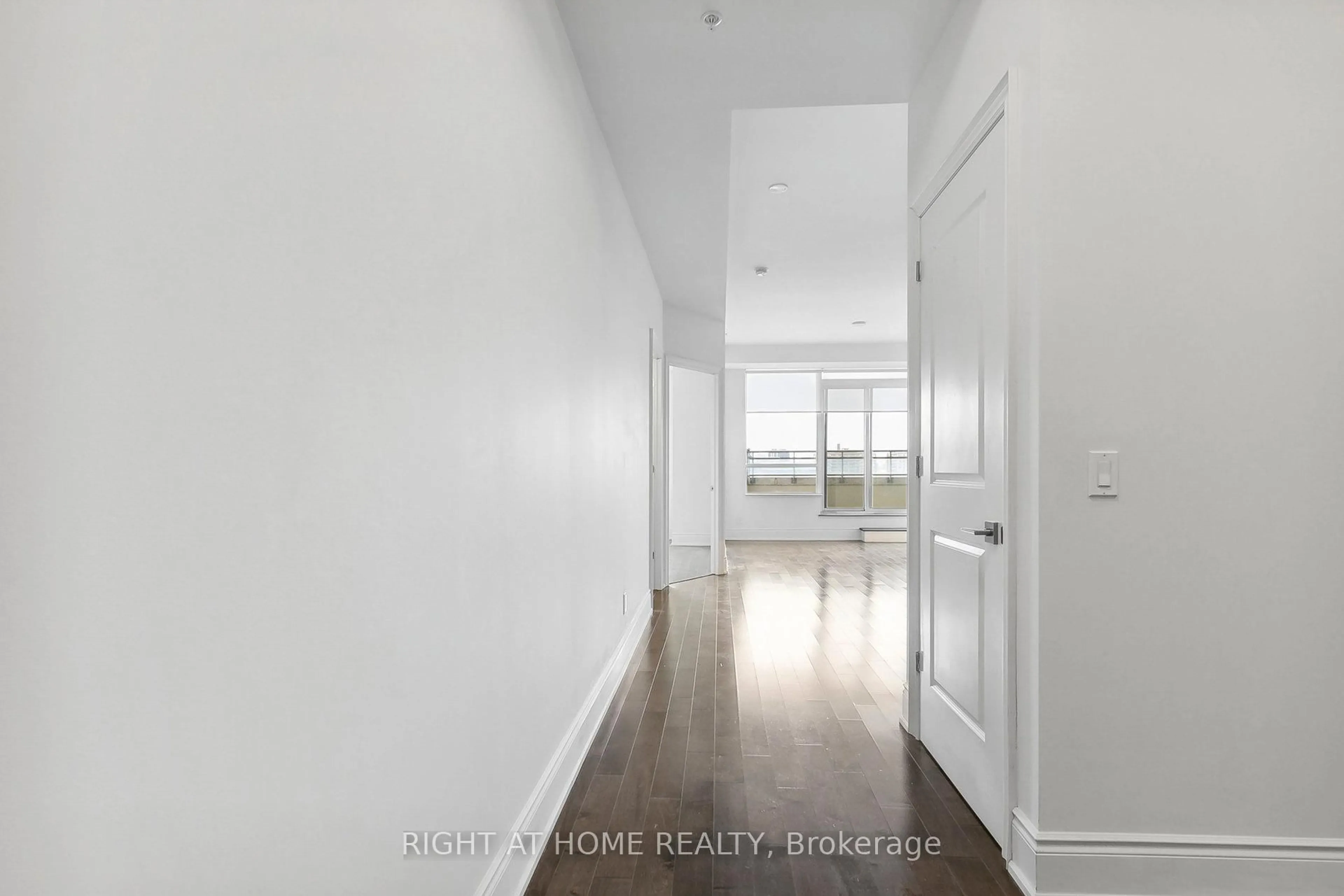 Indoor entryway for 23 Glebe Rd #816, Toronto Ontario M5P 0A1