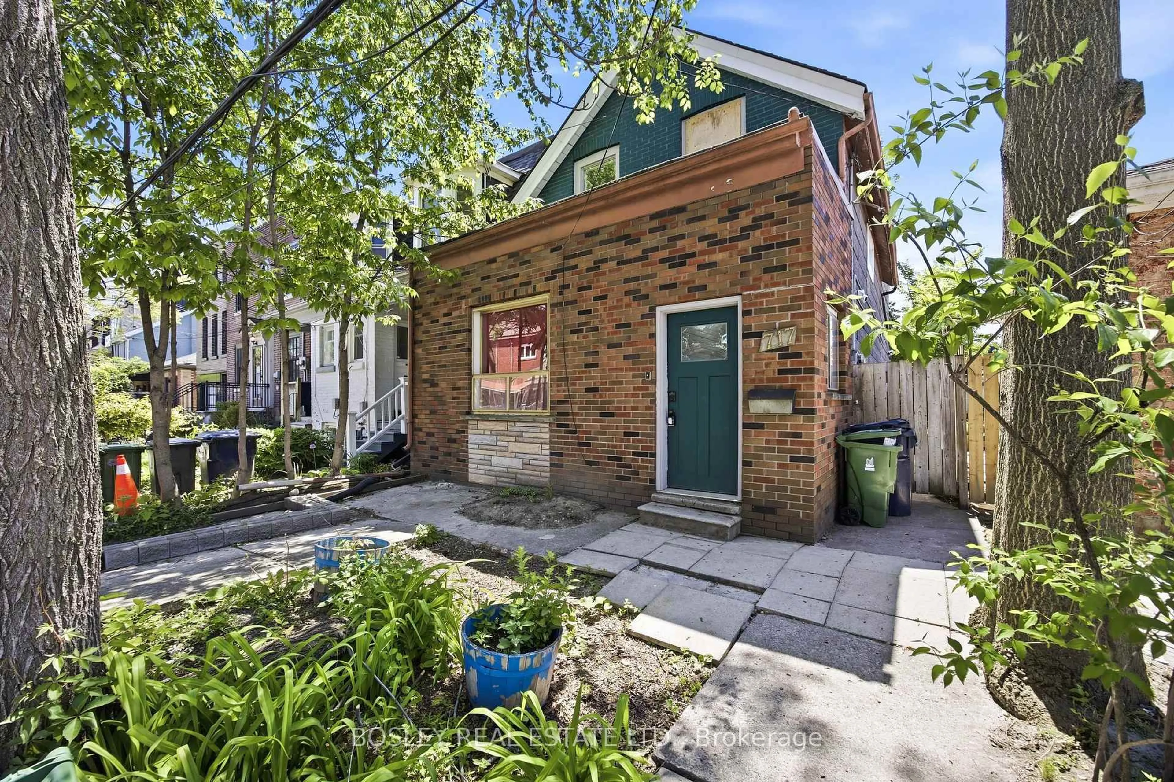 Home with brick exterior material, street for 717 Richmond St, Toronto Ontario M6J 1C4