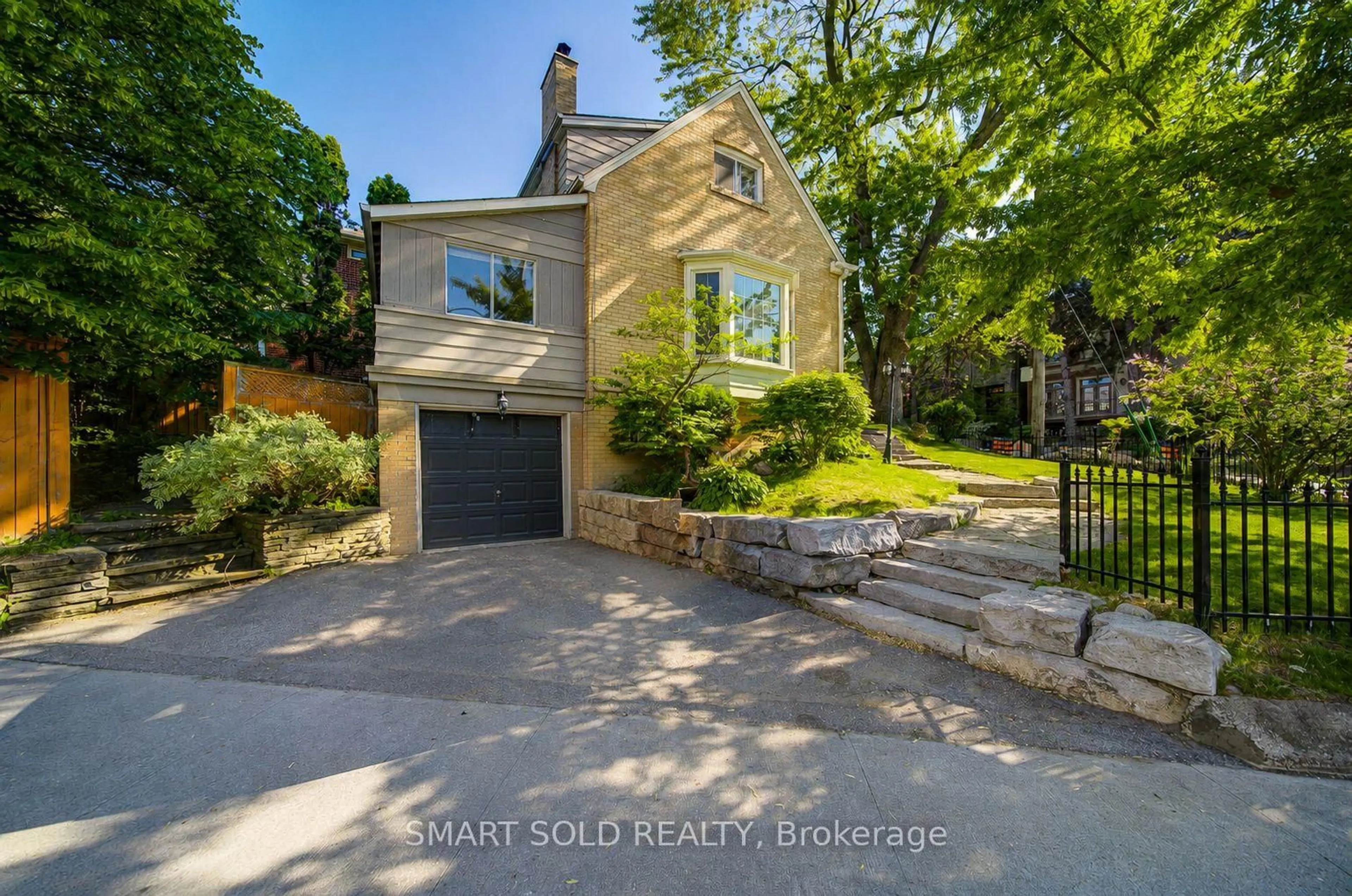 A pic from outside/outdoor area/front of a property/back of a property/a pic from drone, street for 29 Highbourne Rd, Toronto Ontario M5P 2J1