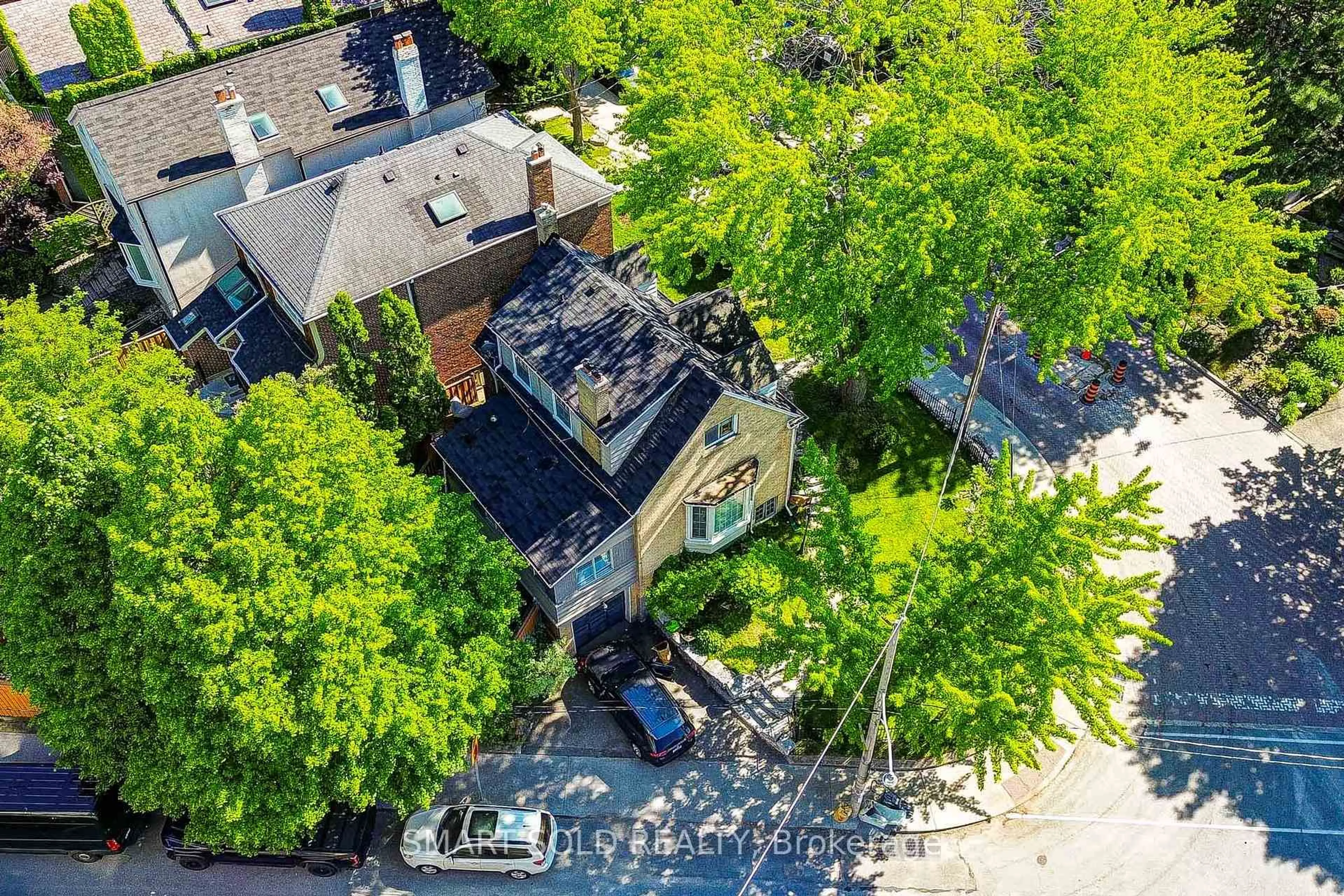 A pic from outside/outdoor area/front of a property/back of a property/a pic from drone, street for 29 Highbourne Rd, Toronto Ontario M5P 2J1
