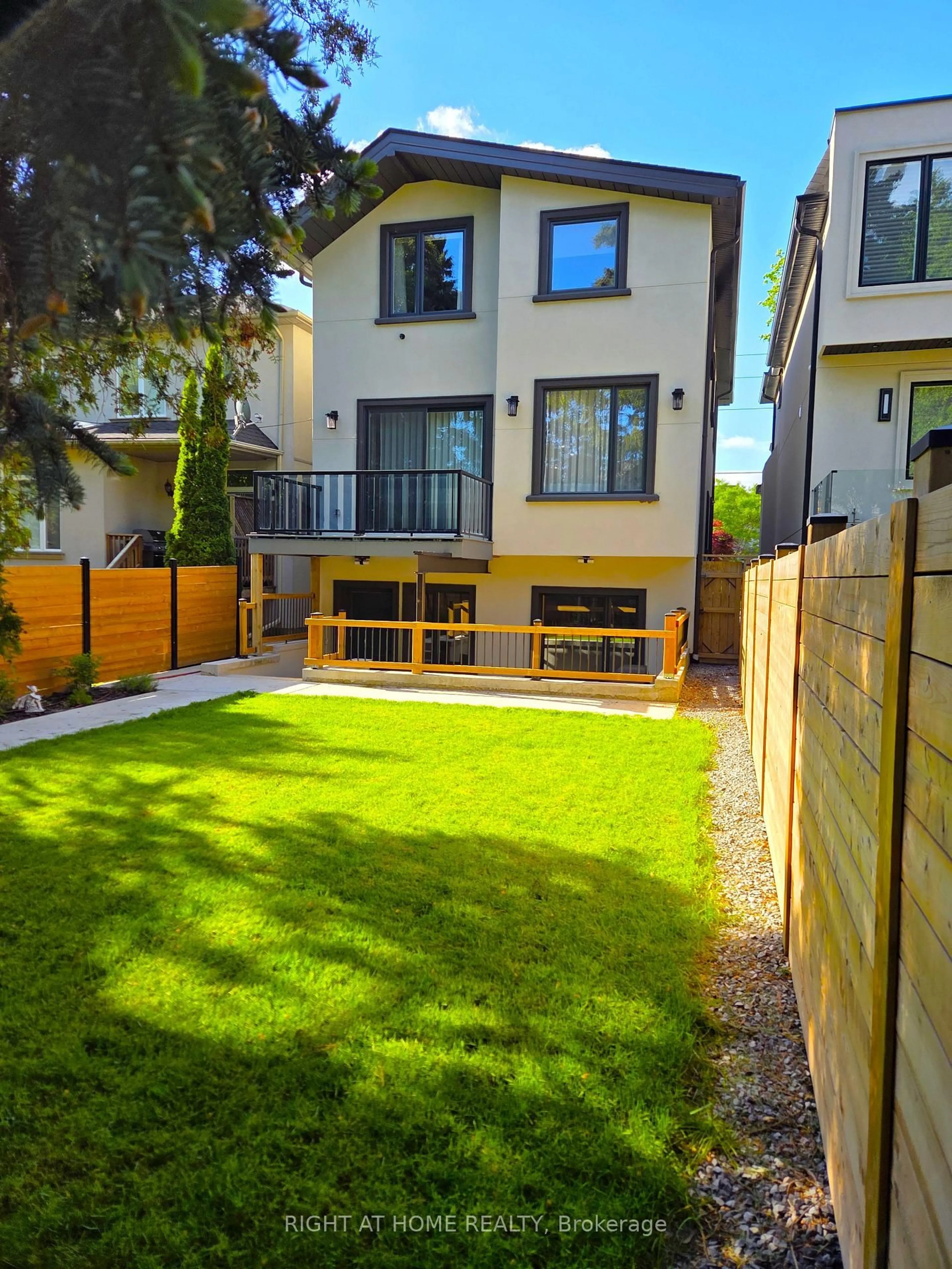 A pic from outside/outdoor area/front of a property/back of a property/a pic from drone, street for 586 Broadway Ave, Toronto Ontario M4G 2S5