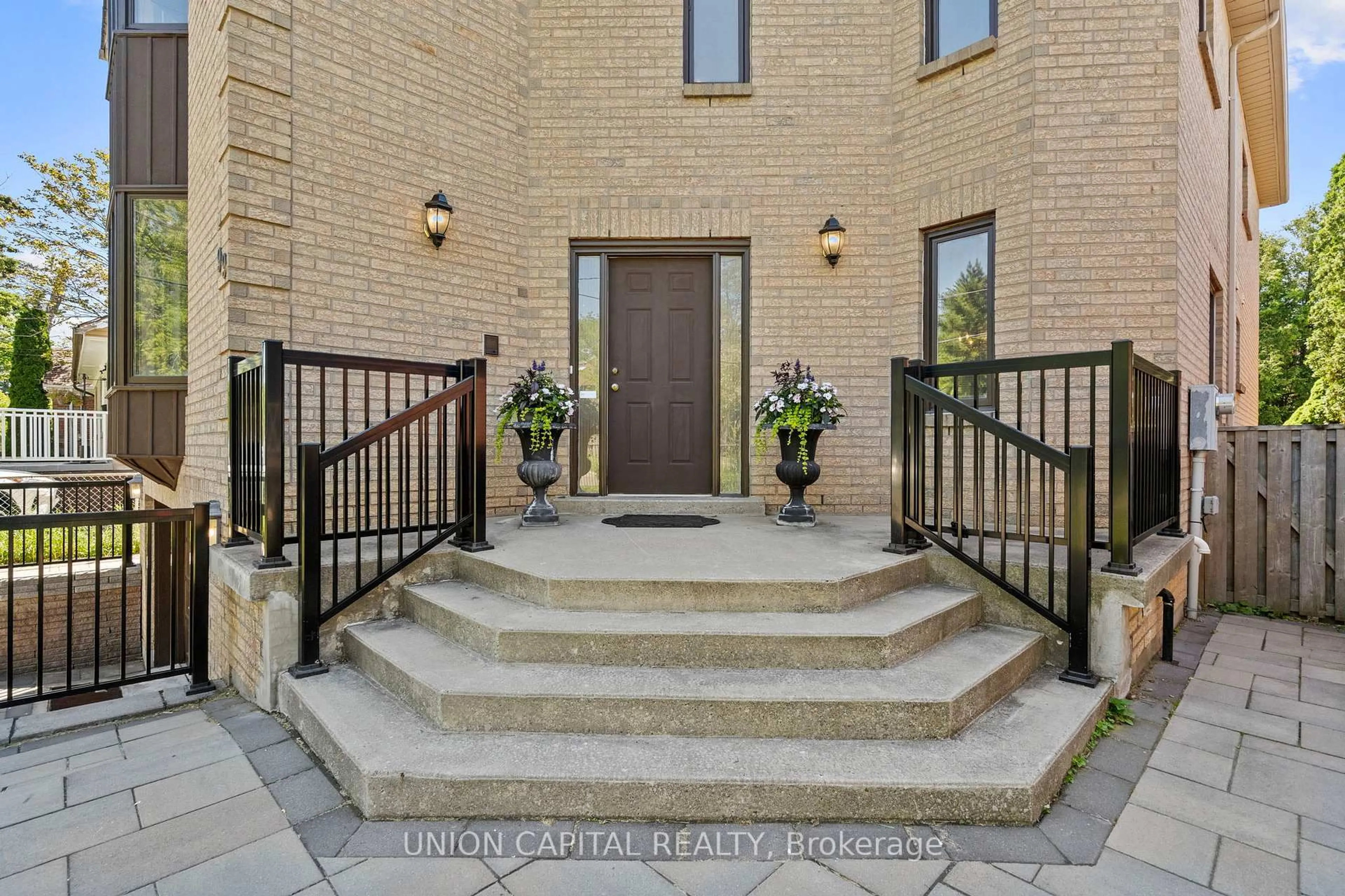 Indoor entryway for 99 Abitibi Ave, Toronto Ontario M2M 2V5