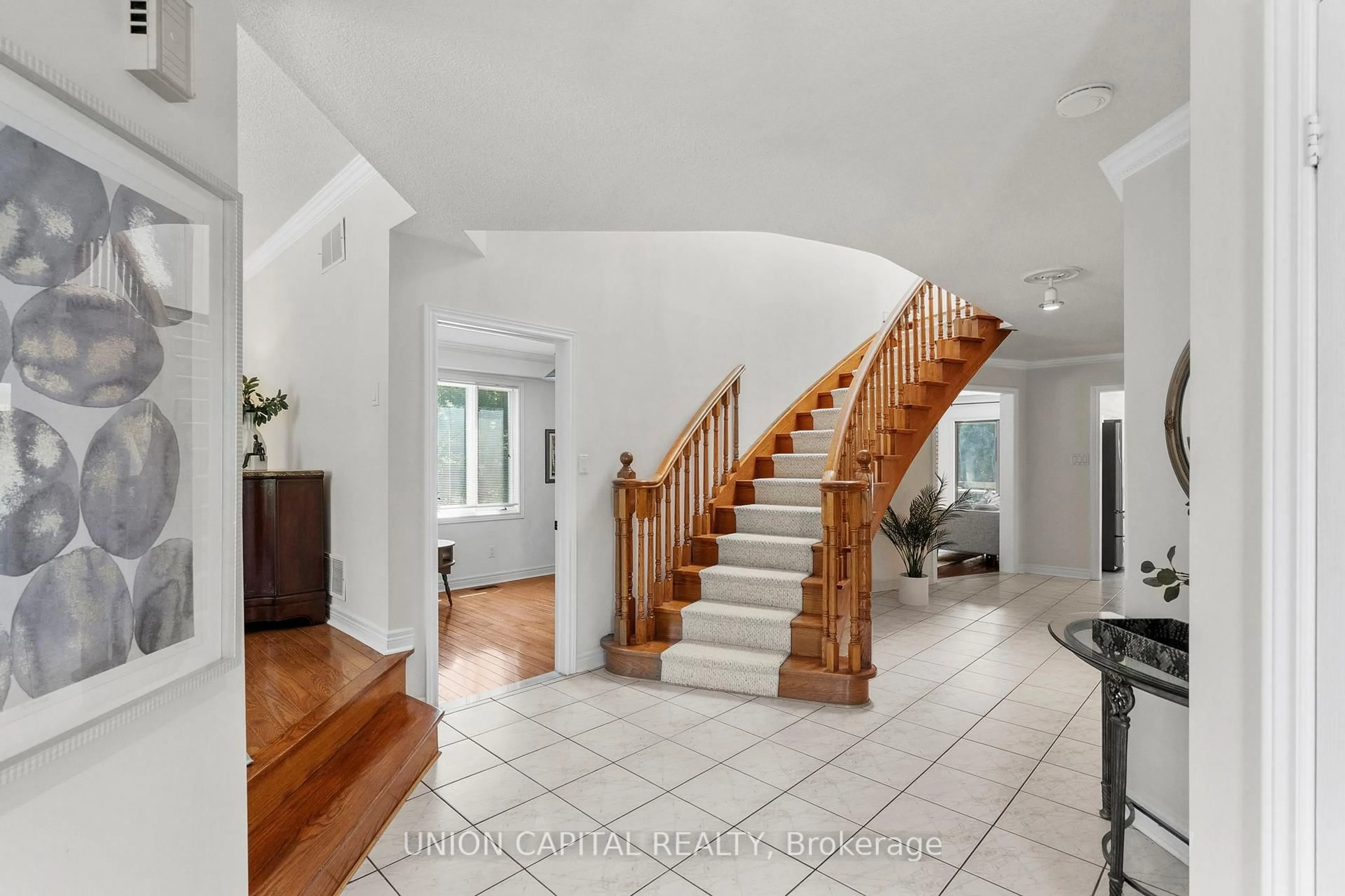 Indoor entryway for 99 Abitibi Ave, Toronto Ontario M2M 2V5