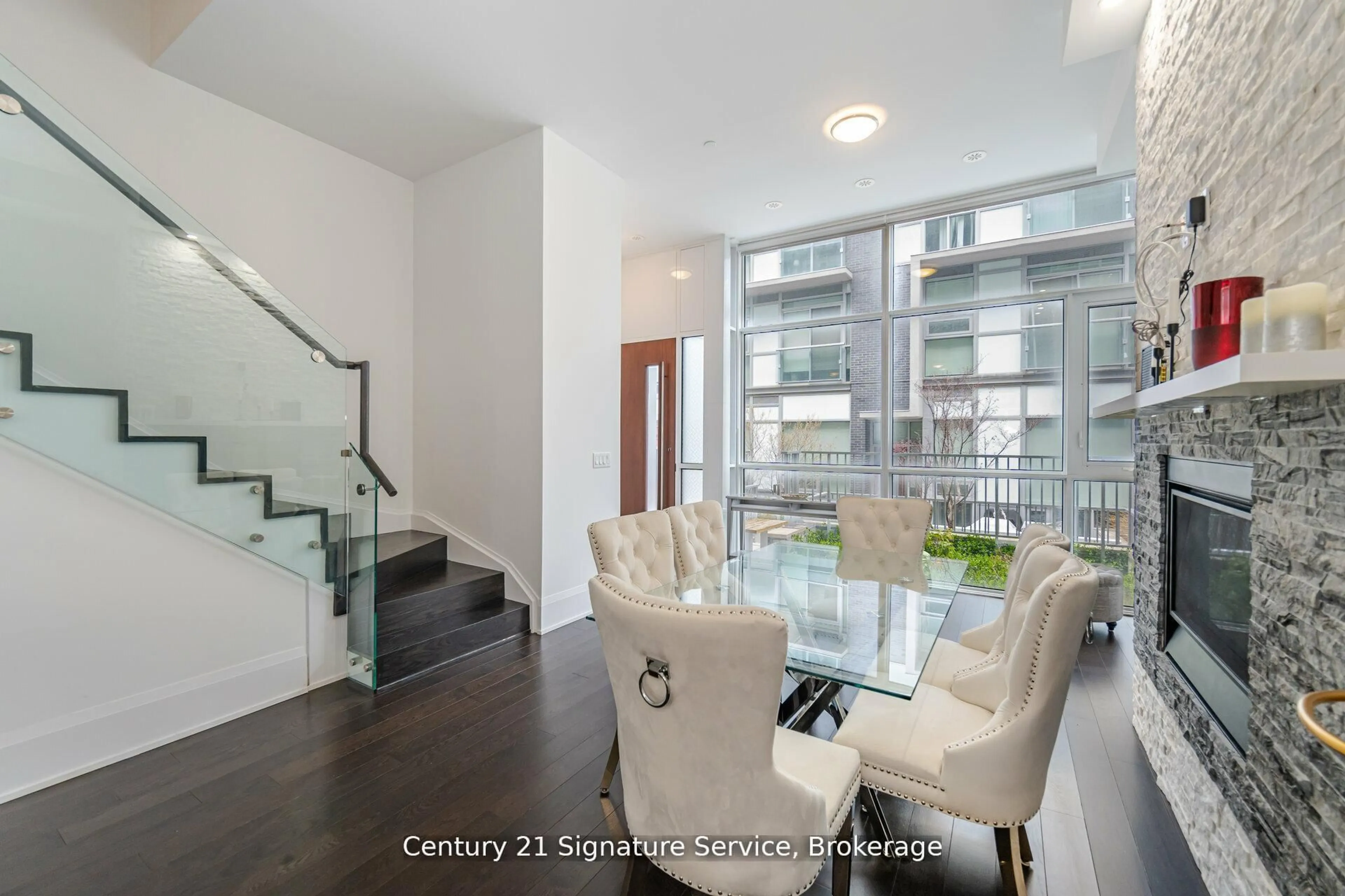 Indoor entryway for 101 Erskine Ave #TH05, Toronto Ontario M4P 0C5