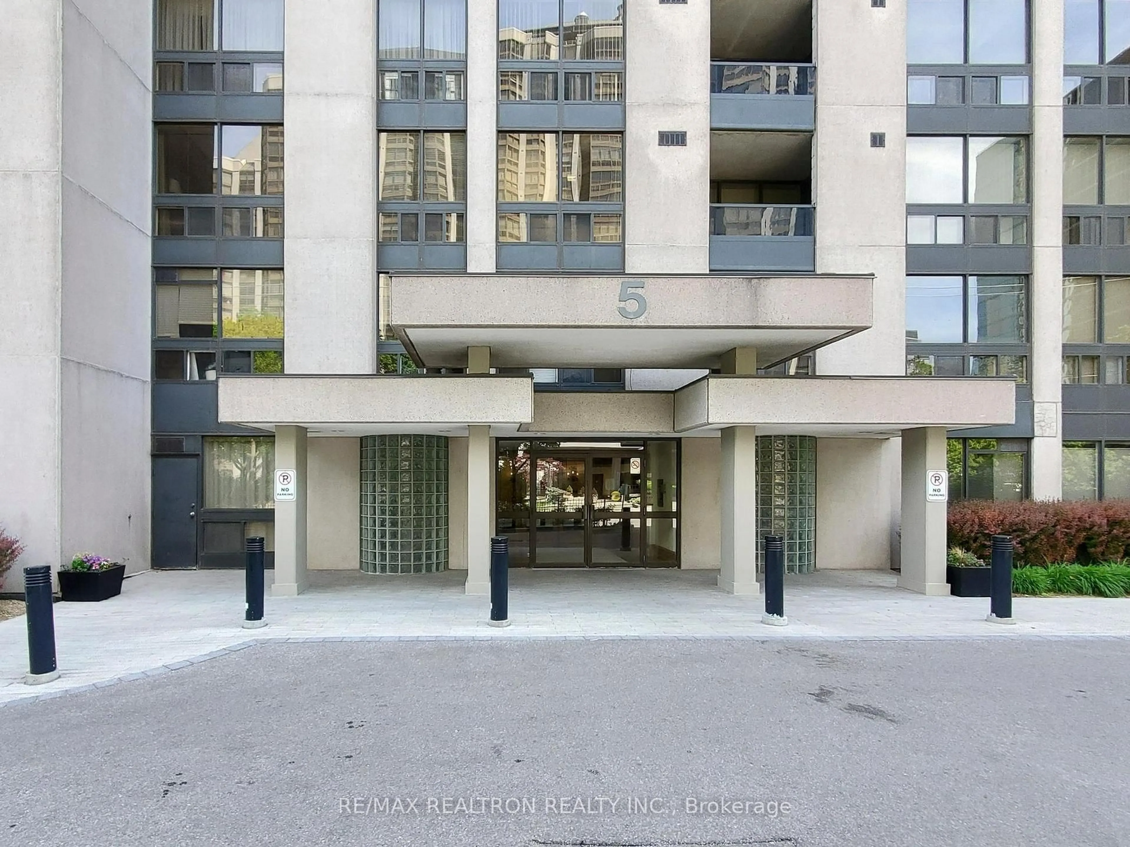 Indoor foyer for 5 Kenneth Ave #1208, Toronto Ontario M2N 6M7