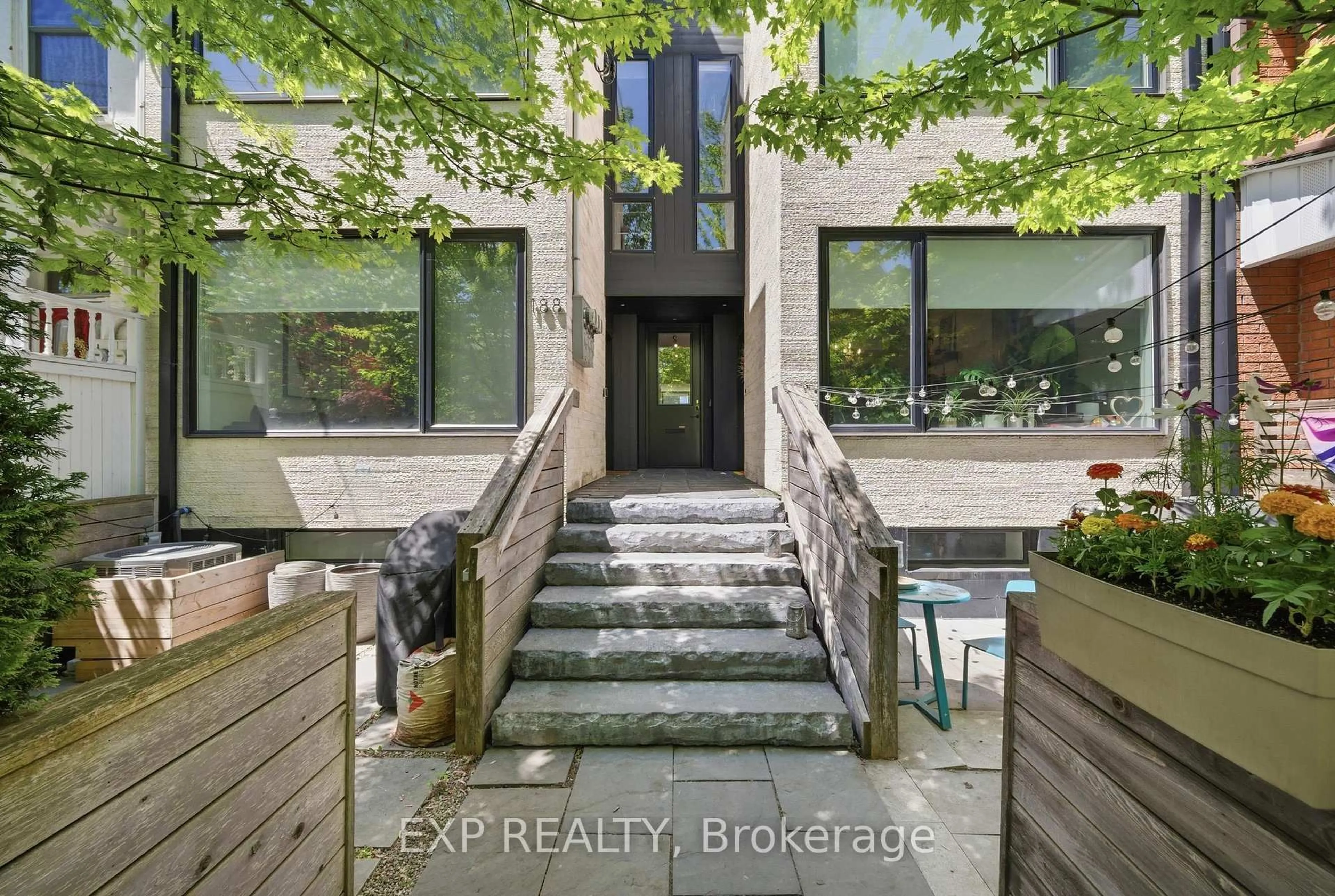 Indoor entryway for 188 Lippincott St #B, Toronto Ontario M5S 2P1