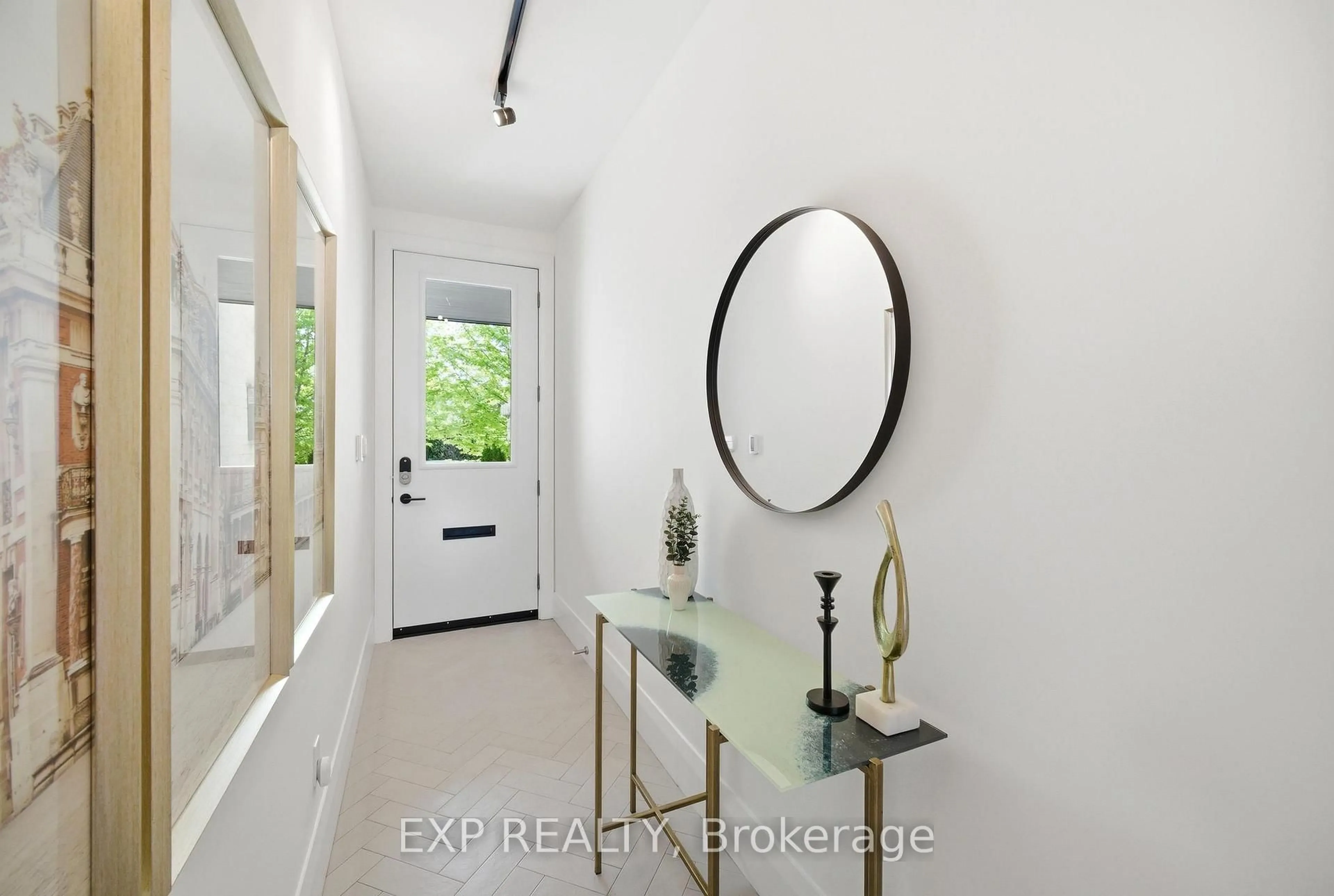Indoor entryway for 188 Lippincott St #B, Toronto Ontario M5S 2P1