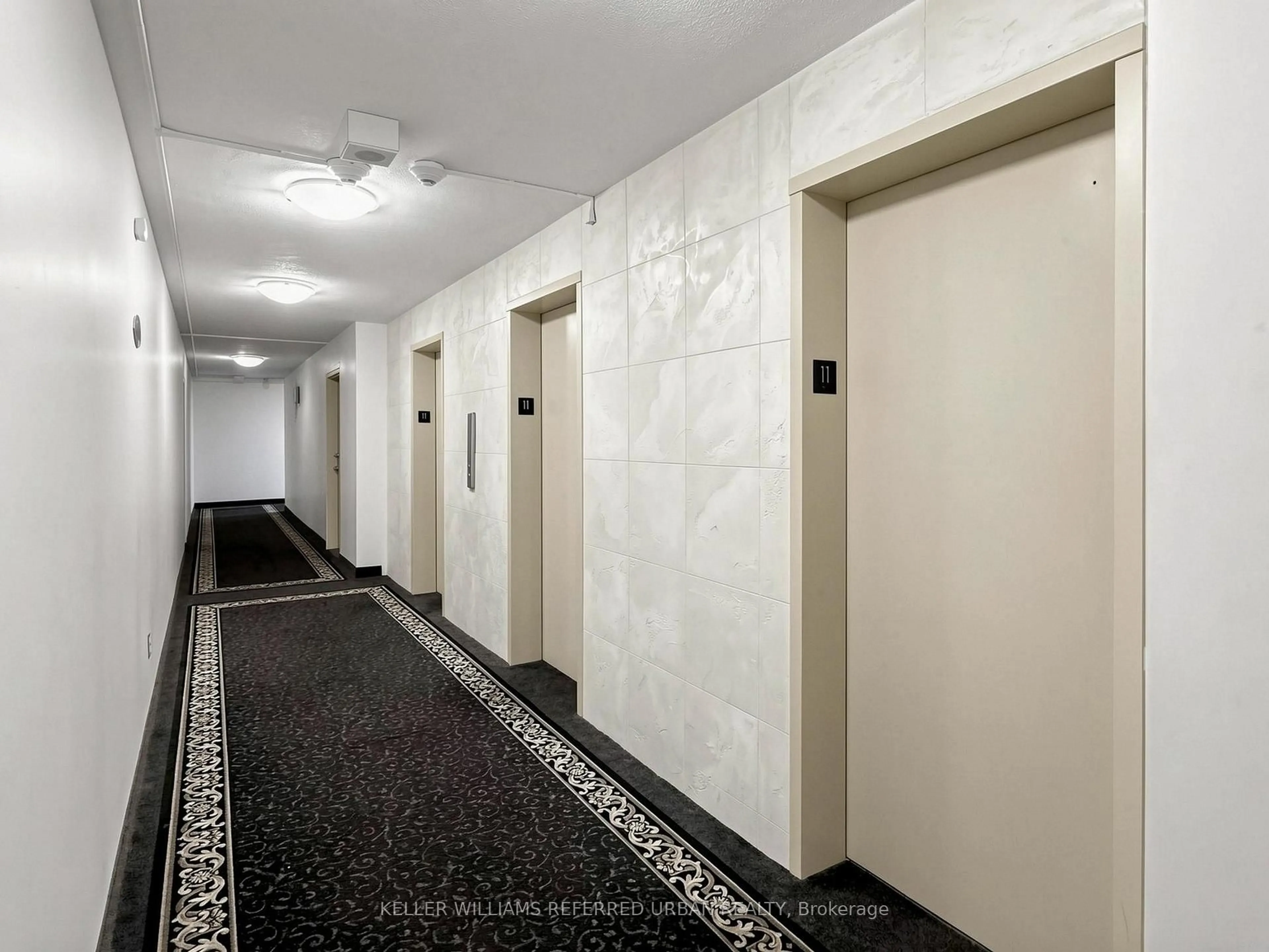 Indoor foyer for 10 Parkway Forest Dr #1111, Toronto Ontario M2J 1L3