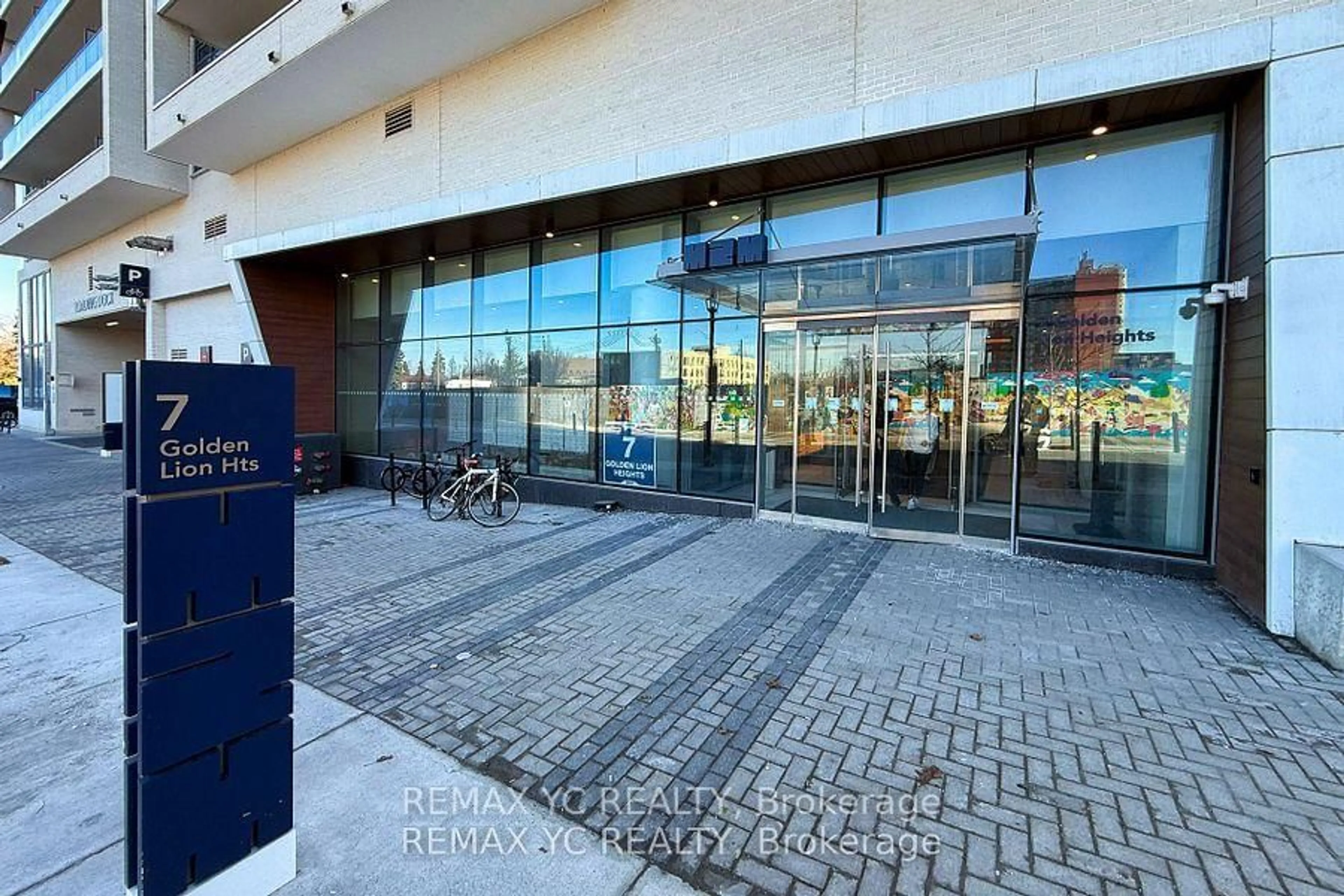 Indoor foyer for 7 Golden Lion Hts #835, Toronto Ontario M2M 0C1