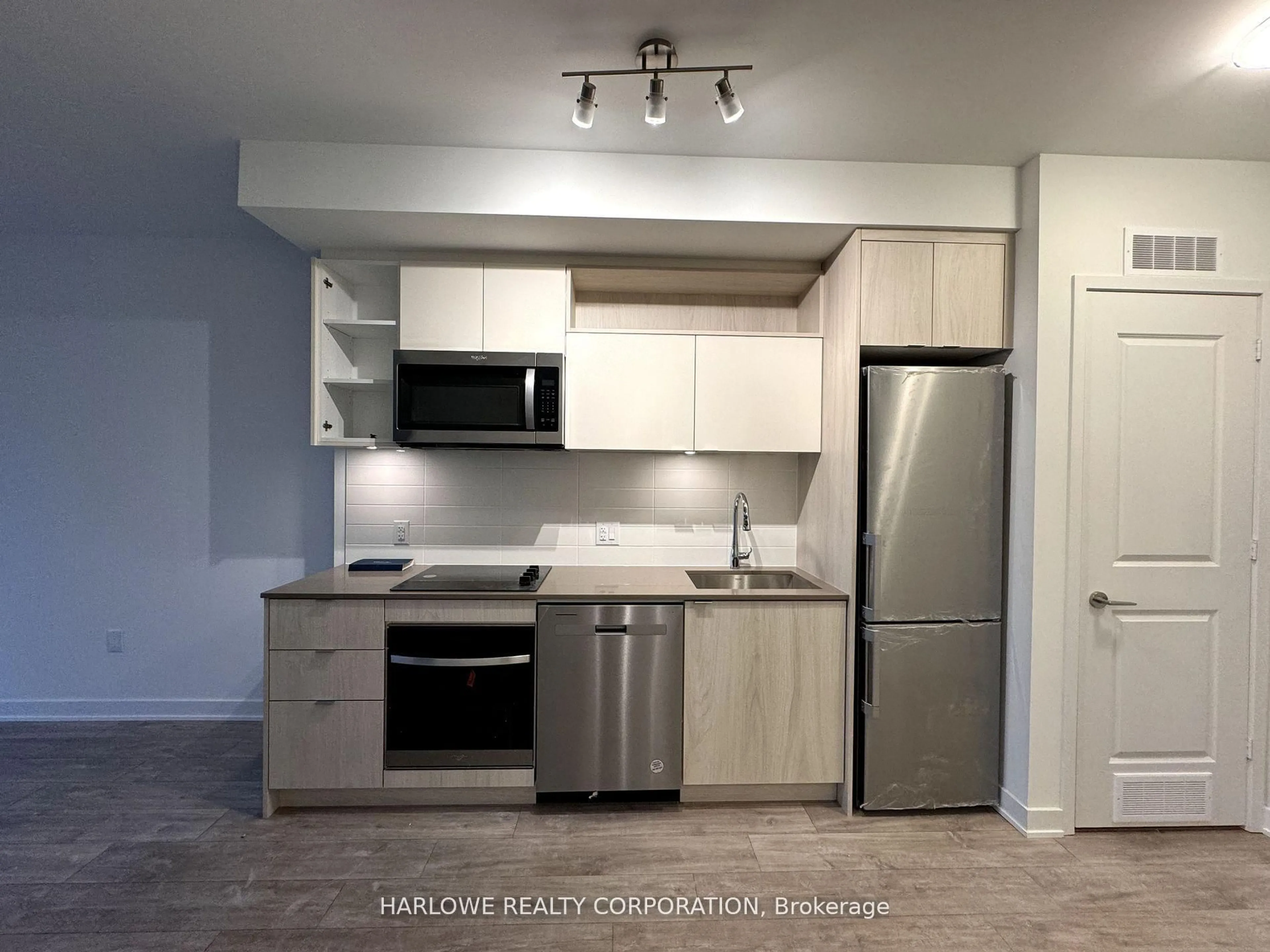 Standard kitchen, unknown for 100 Dalhousie St #402, Toronto Ontario M5B 0C7