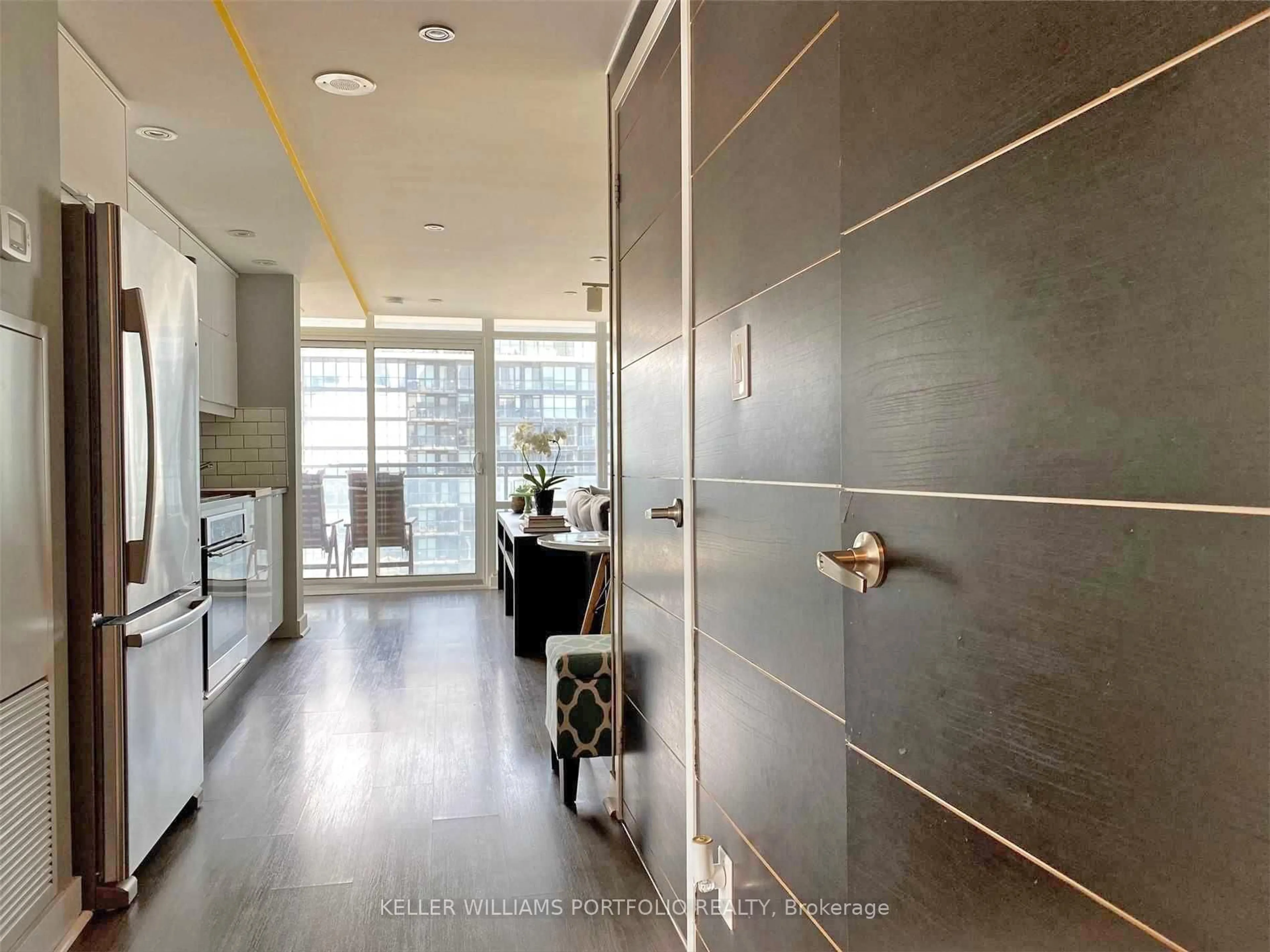 Indoor foyer for 4K Spadina Ave #1618, Toronto Ontario M5V 3Y9