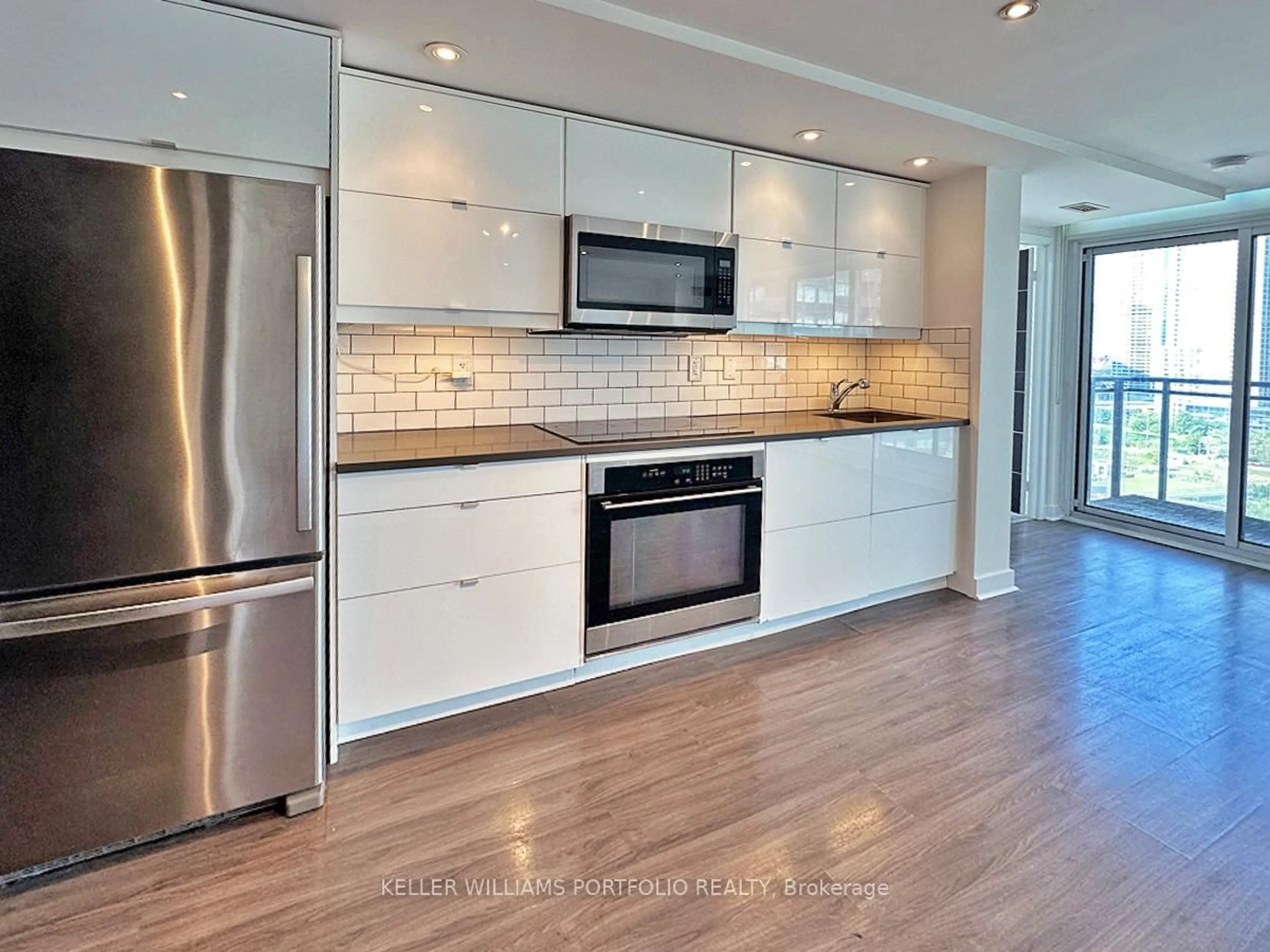 Open concept kitchen, unknown for 4K Spadina Ave #1618, Toronto Ontario M5V 3Y9