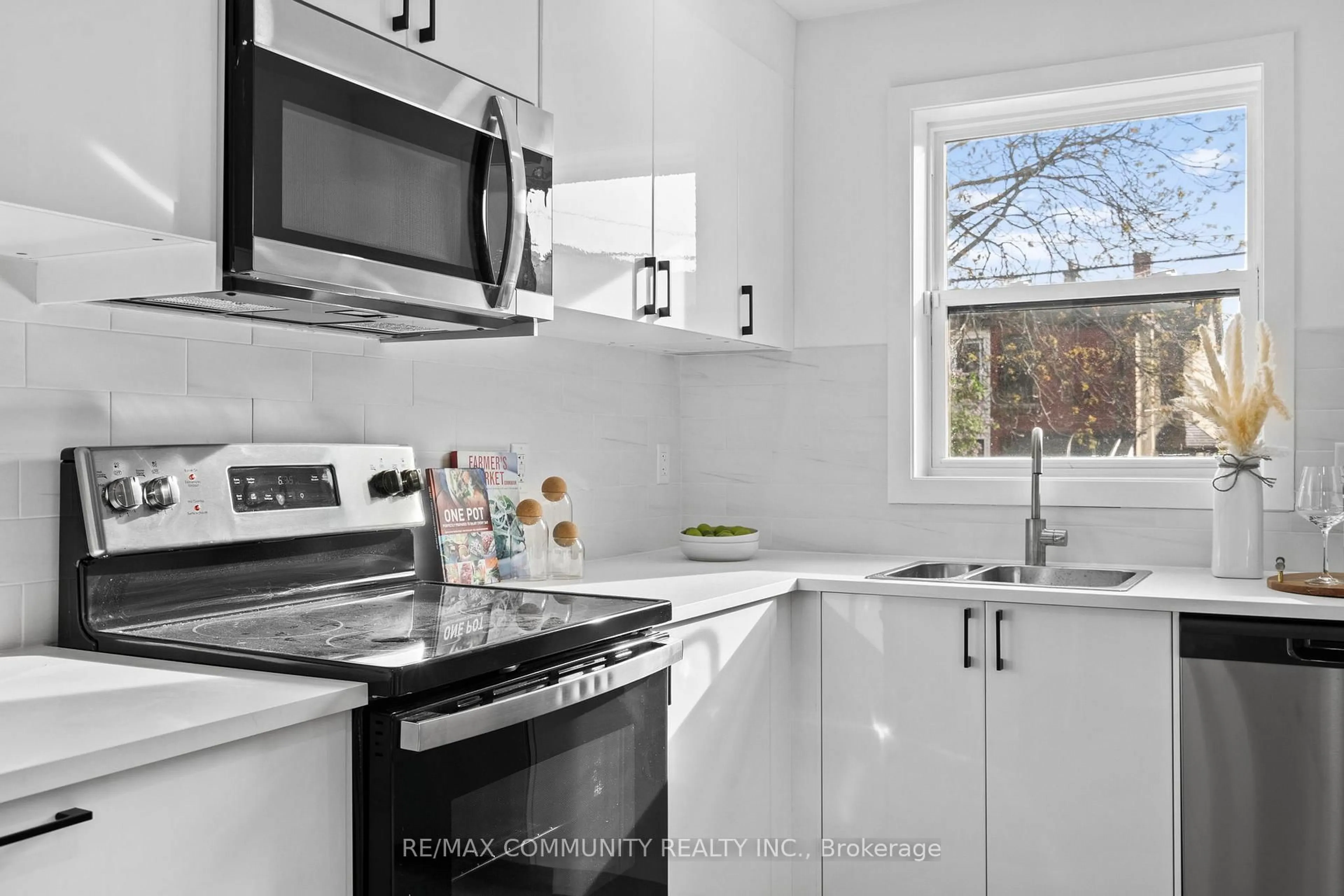 Standard kitchen, ceramic/tile floor for 340 Albany Ave, Toronto Ontario M5R 3C9